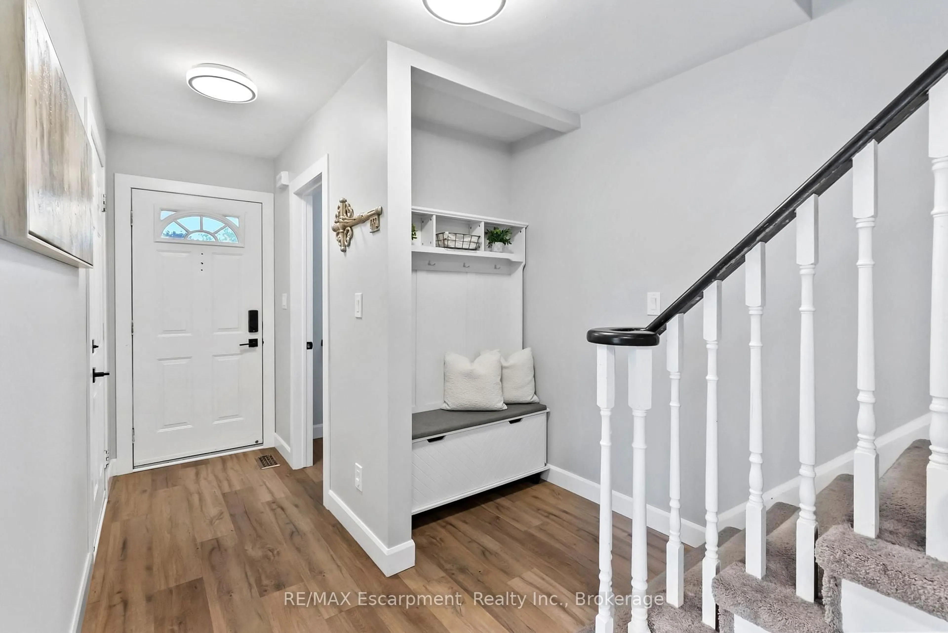 Indoor entryway for 9 Barker Crt, Clarington Ontario L1C 4M1