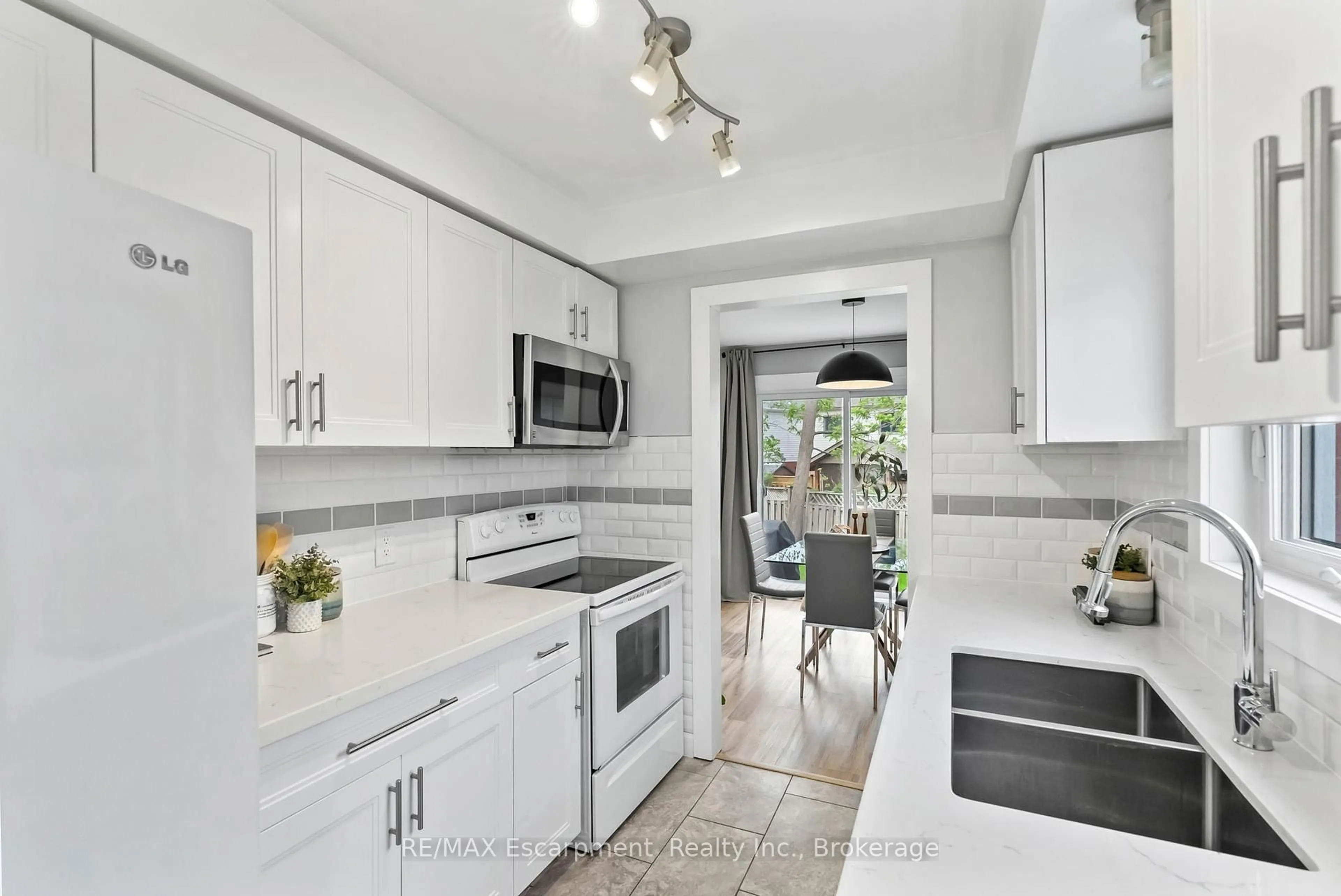 Open concept kitchen, ceramic/tile floor for 9 Barker Crt, Clarington Ontario L1C 4M1
