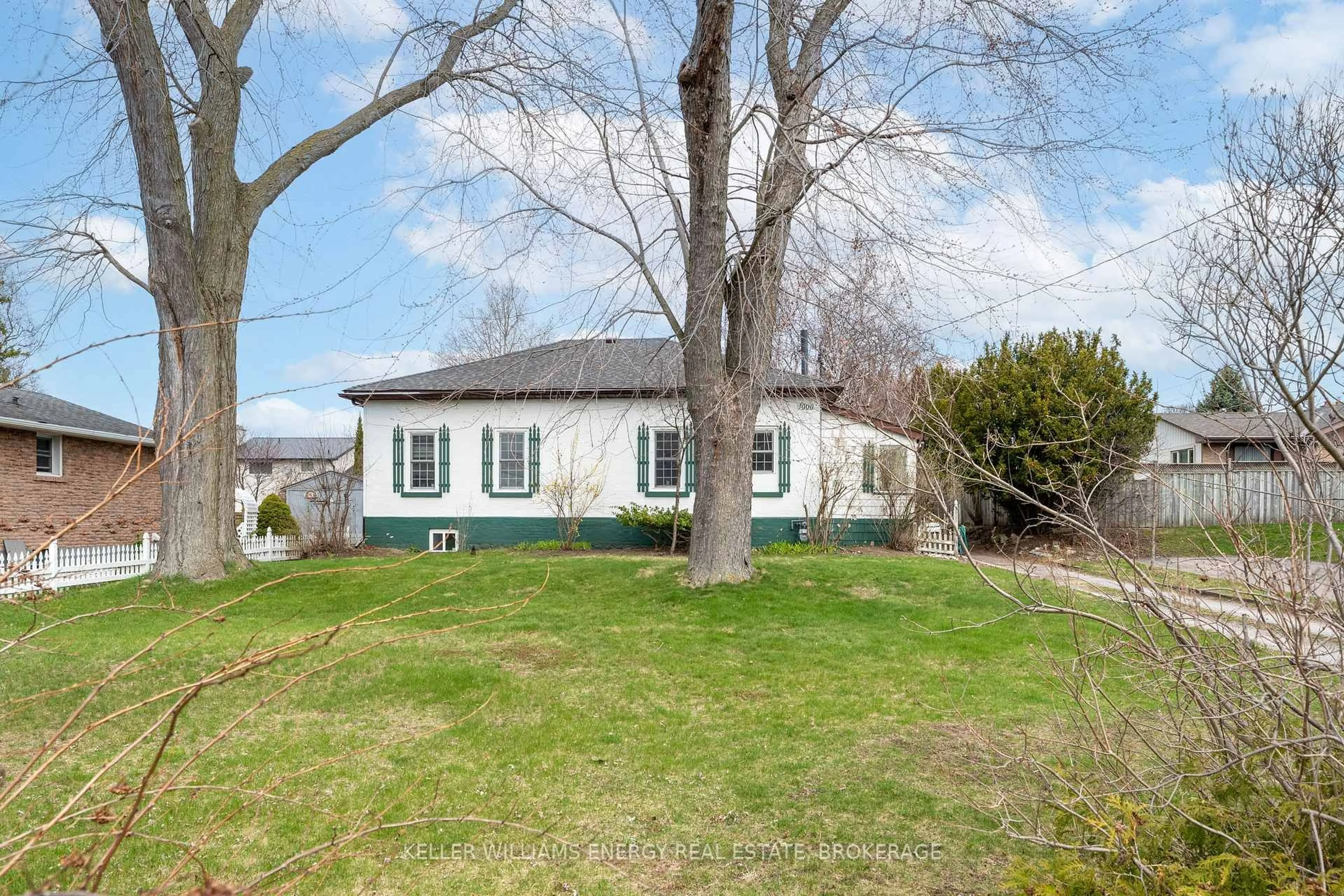 A pic from outside/outdoor area/front of a property/back of a property/a pic from drone, street for 1000 King St, Oshawa Ontario L1H 1H2