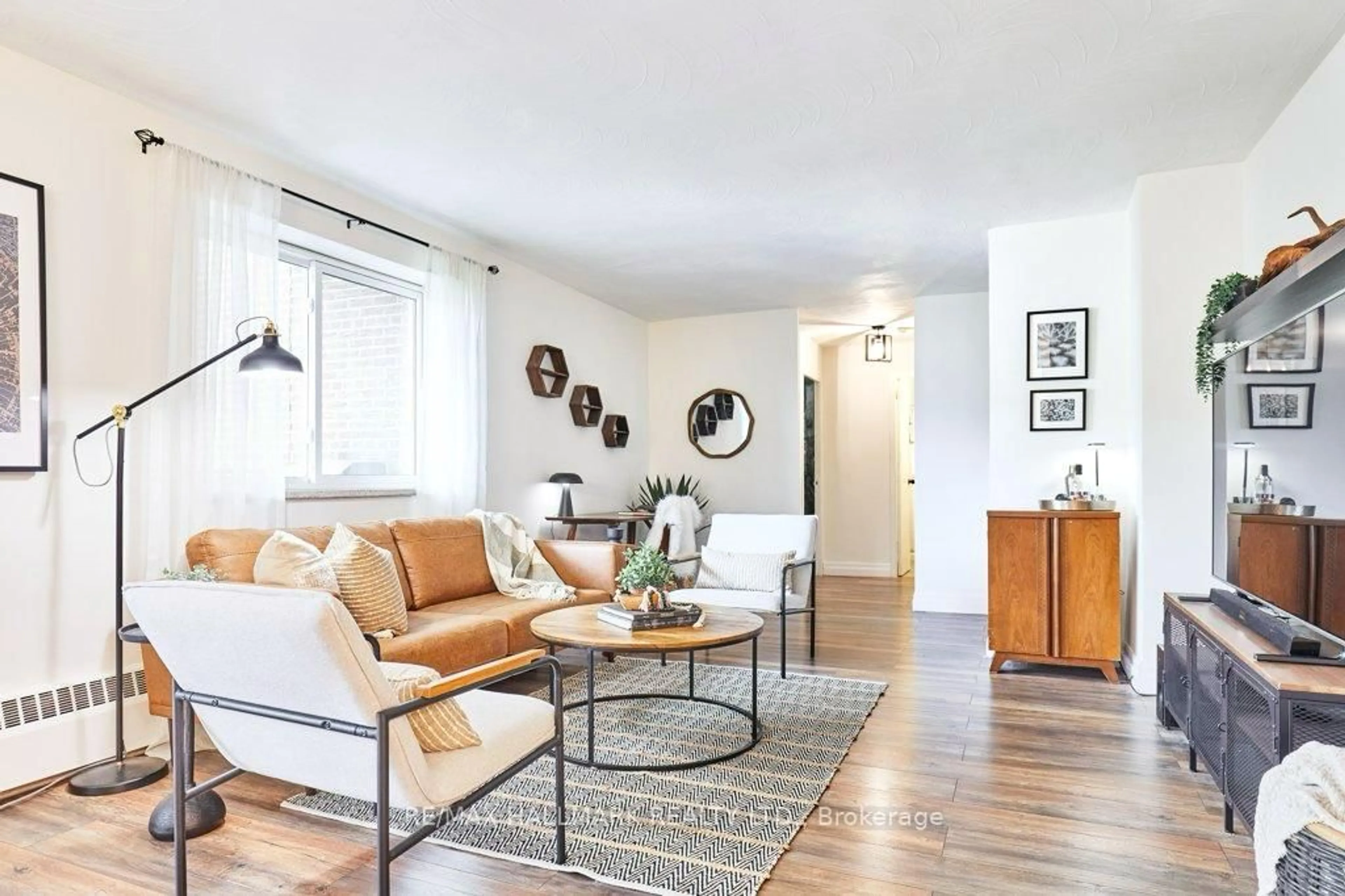 Living room with furniture, wood/laminate floor for 800 Kennedy Rd #401, Toronto Ontario M1K 2C8