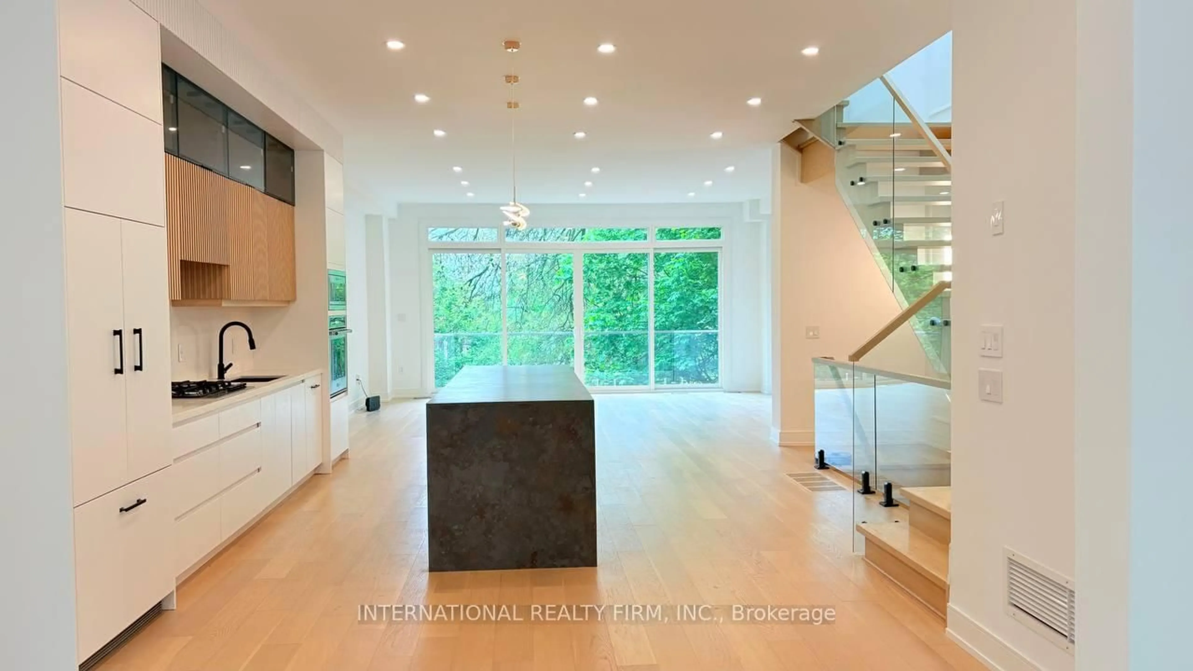 Indoor foyer for 19 Ivy Ave, Toronto Ontario M4L 2H6