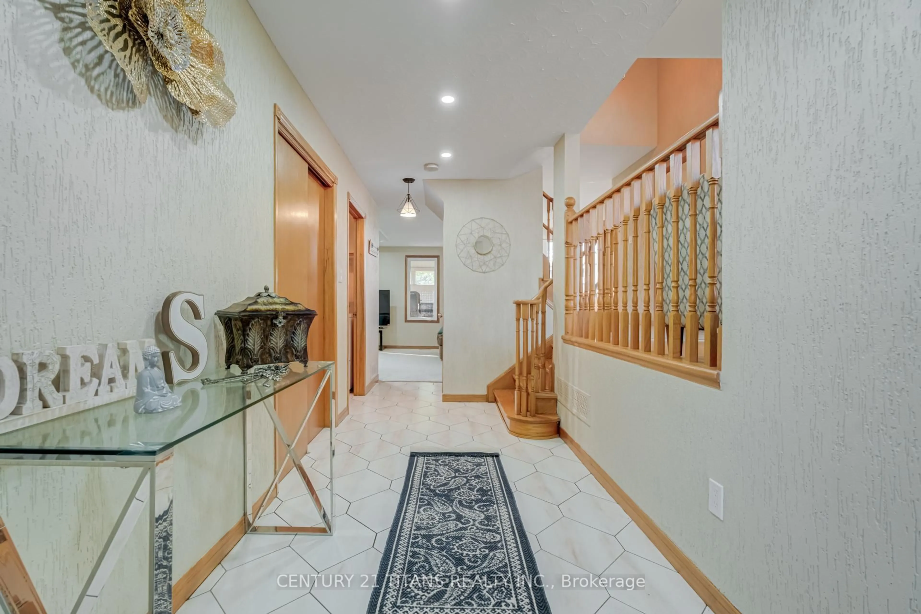 Indoor foyer for 71 Kingswood Dr, Clarington Ontario L1E 1Z3