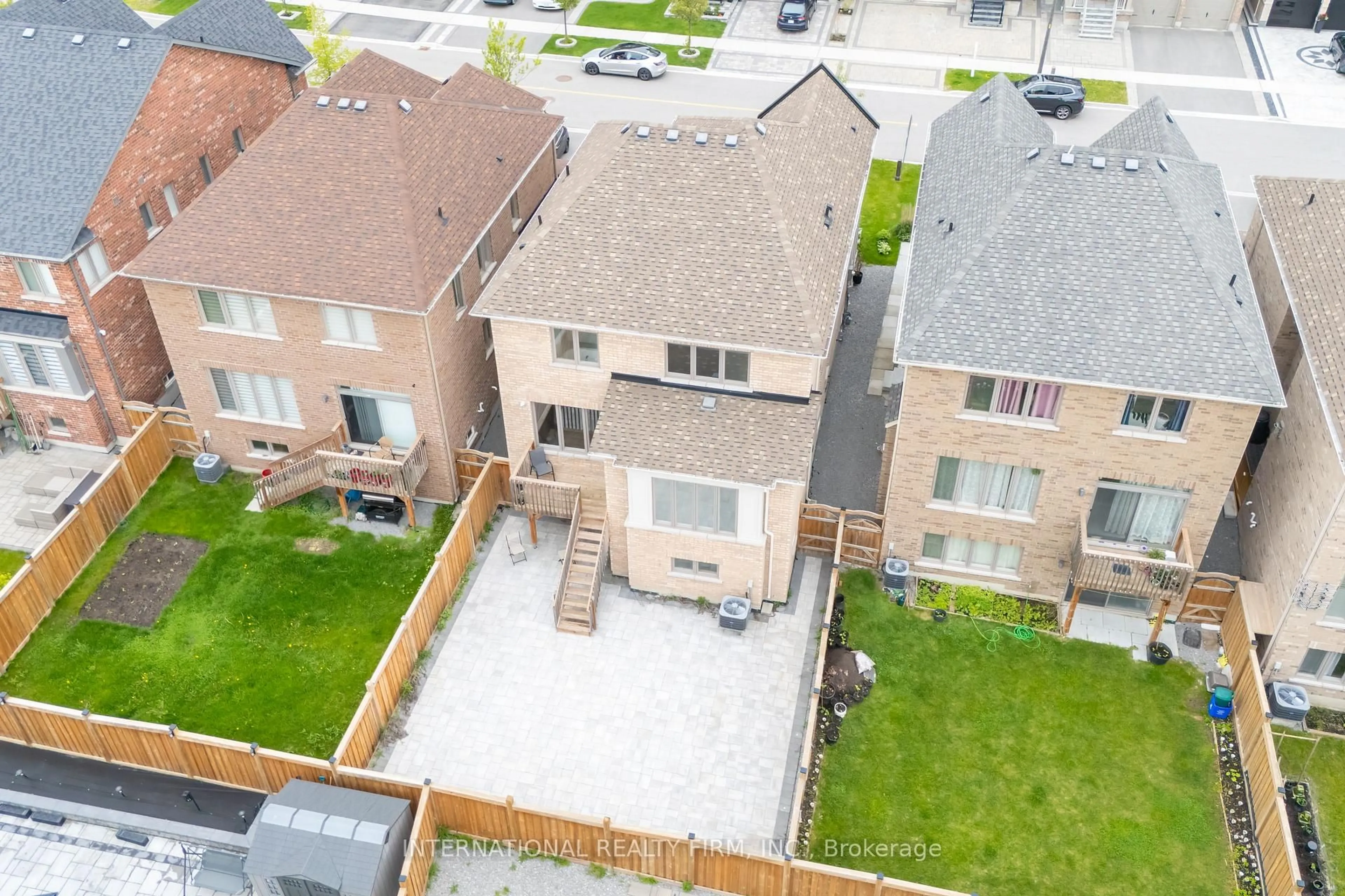 A pic from outside/outdoor area/front of a property/back of a property/a pic from drone, street for 22 Lockton St, Whitby Ontario L1P 0E1