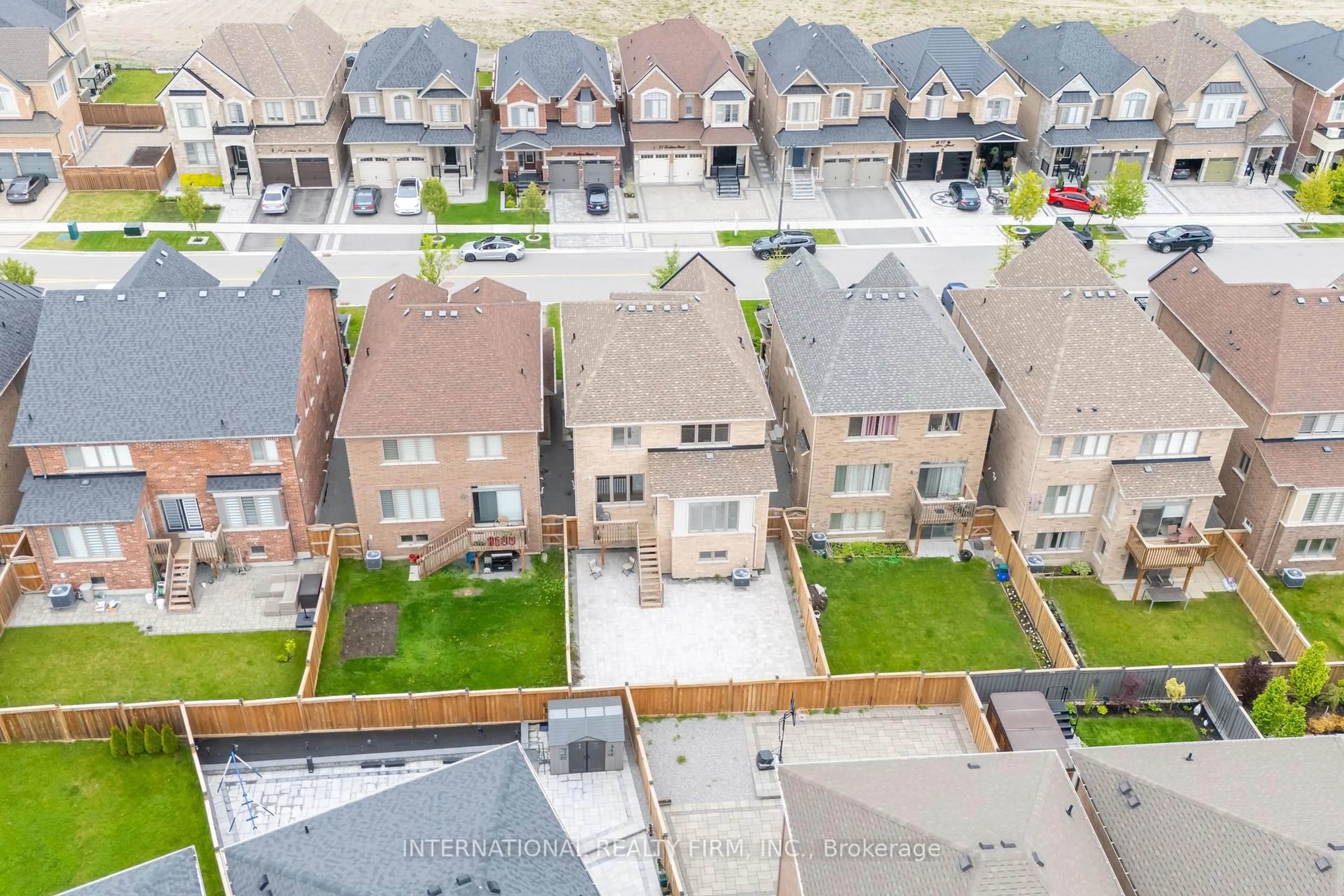 A pic from outside/outdoor area/front of a property/back of a property/a pic from drone, street for 22 Lockton St, Whitby Ontario L1P 0E1