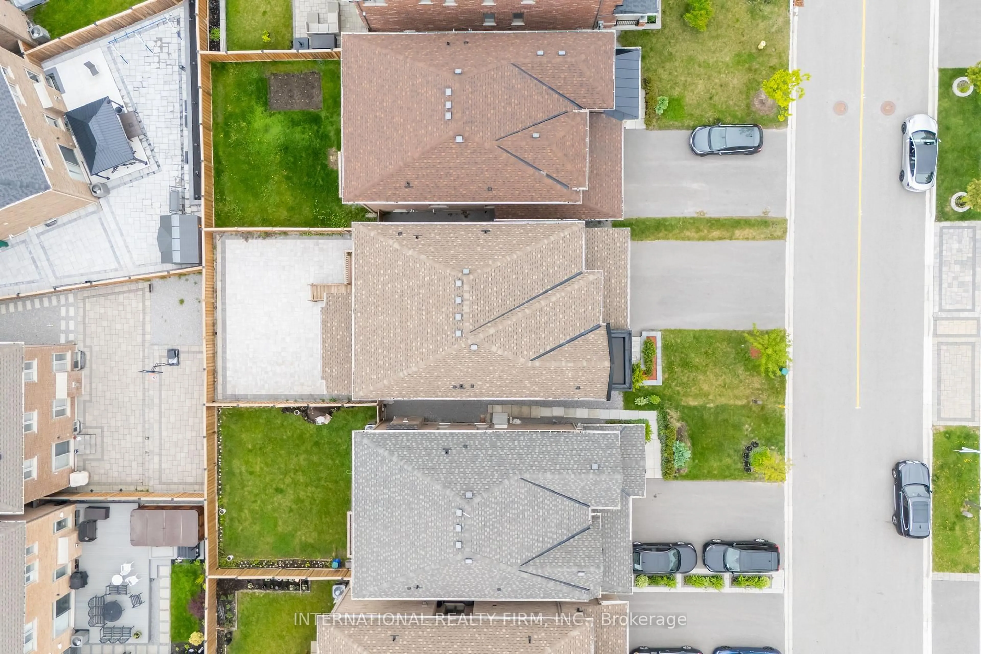 A pic from outside/outdoor area/front of a property/back of a property/a pic from drone, street for 22 Lockton St, Whitby Ontario L1P 0E1