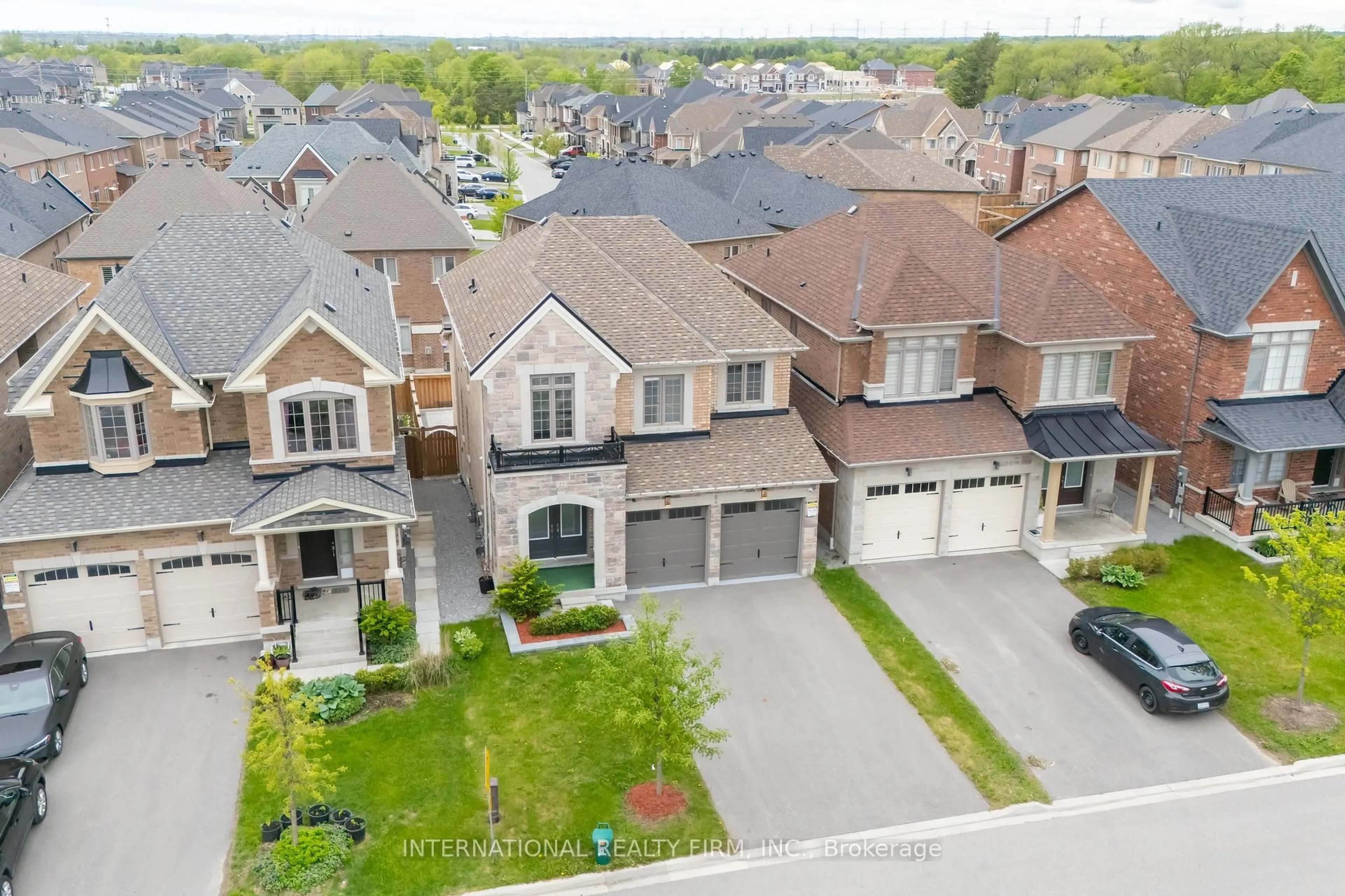 A pic from outside/outdoor area/front of a property/back of a property/a pic from drone, street for 22 Lockton St, Whitby Ontario L1P 0E1