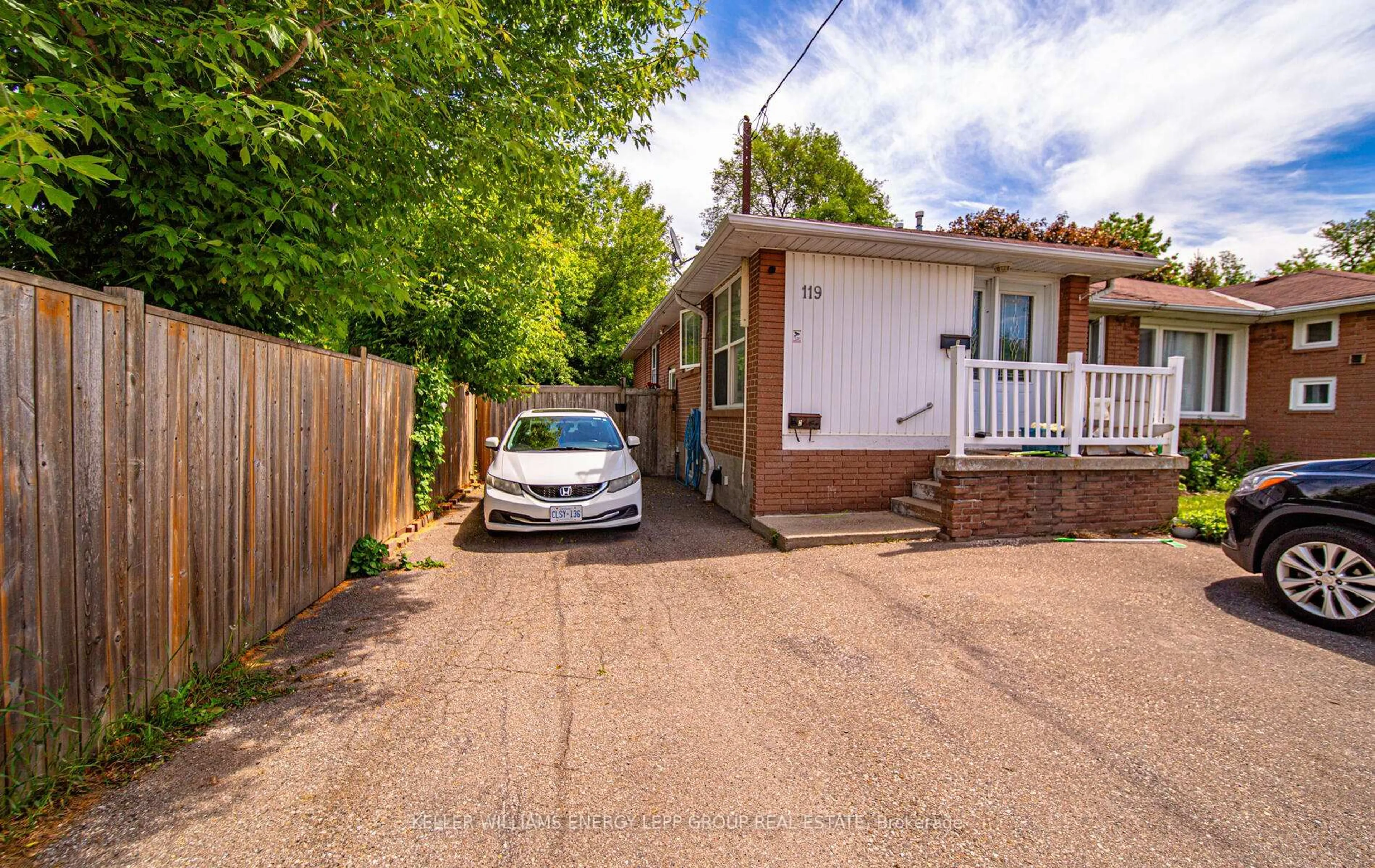 A pic from outside/outdoor area/front of a property/back of a property/a pic from drone, street for 119 Lupin Dr, Whitby Ontario L1N 1X9