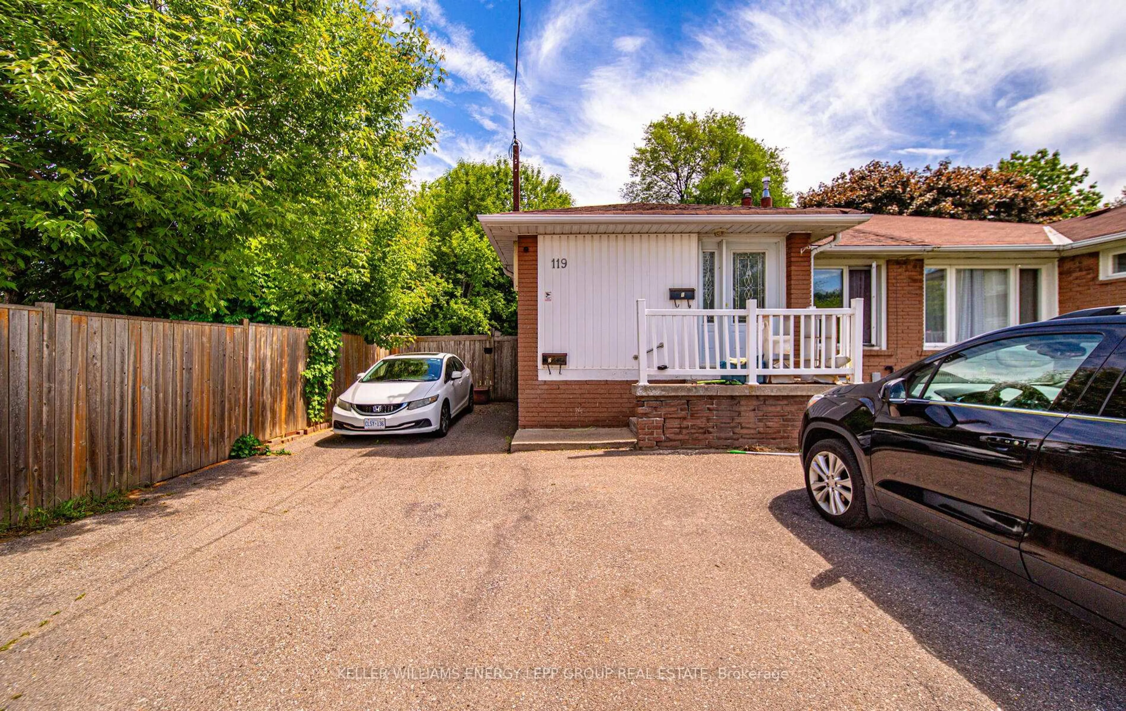 A pic from outside/outdoor area/front of a property/back of a property/a pic from drone, street for 119 Lupin Dr, Whitby Ontario L1N 1X9