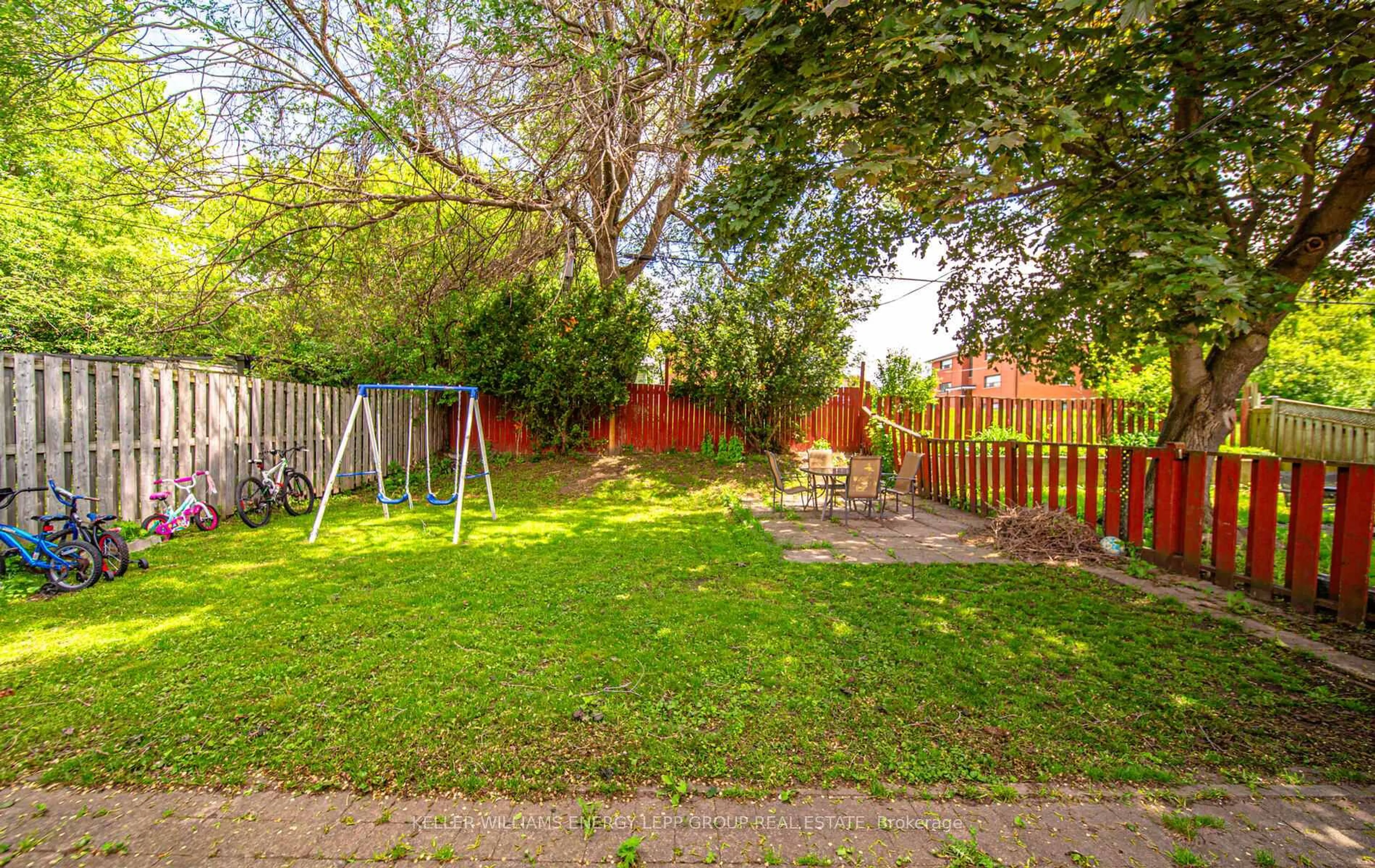 Patio, street for 121 Lupin Dr, Whitby Ontario L1N 1X9