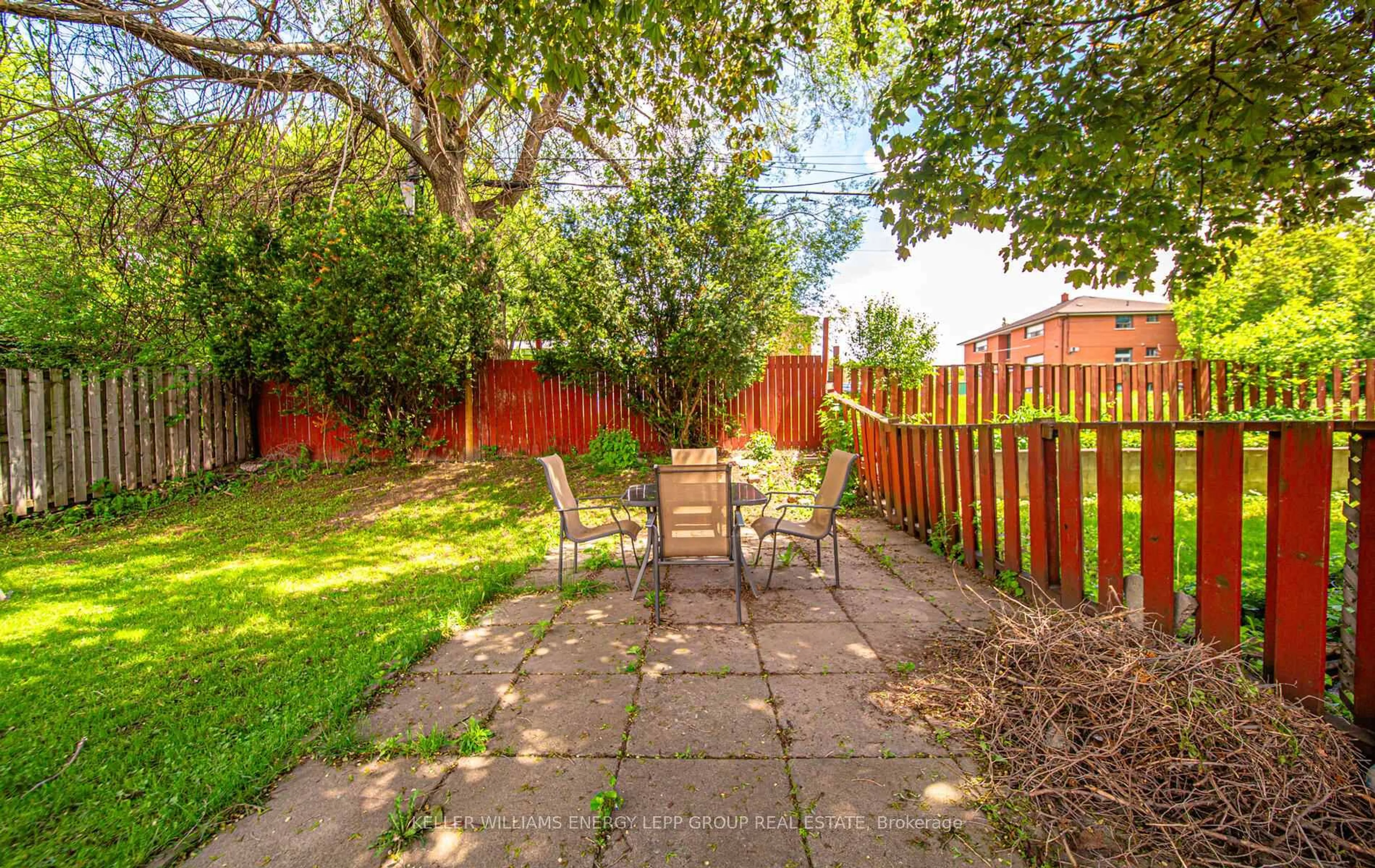 Patio, street for 121 Lupin Dr, Whitby Ontario L1N 1X9