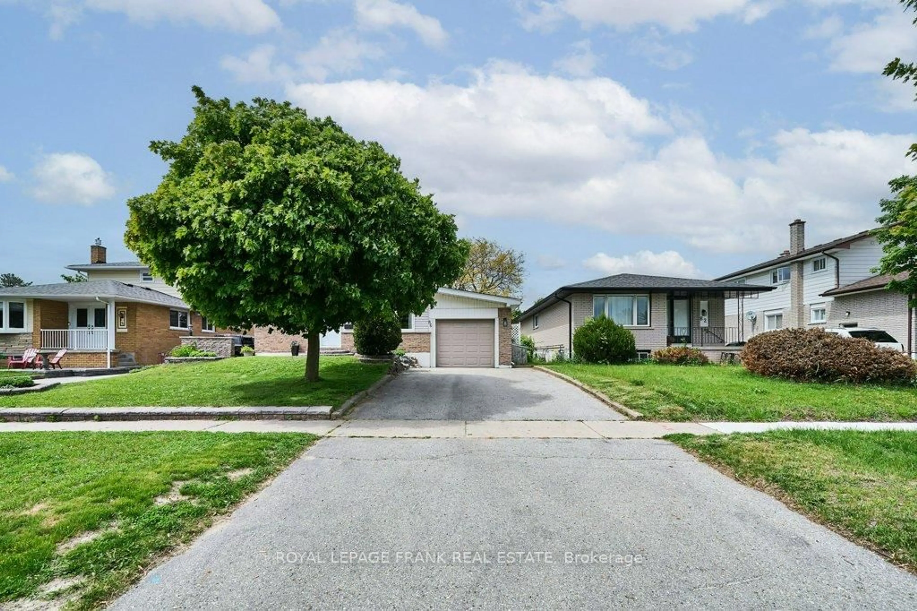 A pic from outside/outdoor area/front of a property/back of a property/a pic from drone, street for 86 Iroquois Ave, Oshawa Ontario L1G 3X3