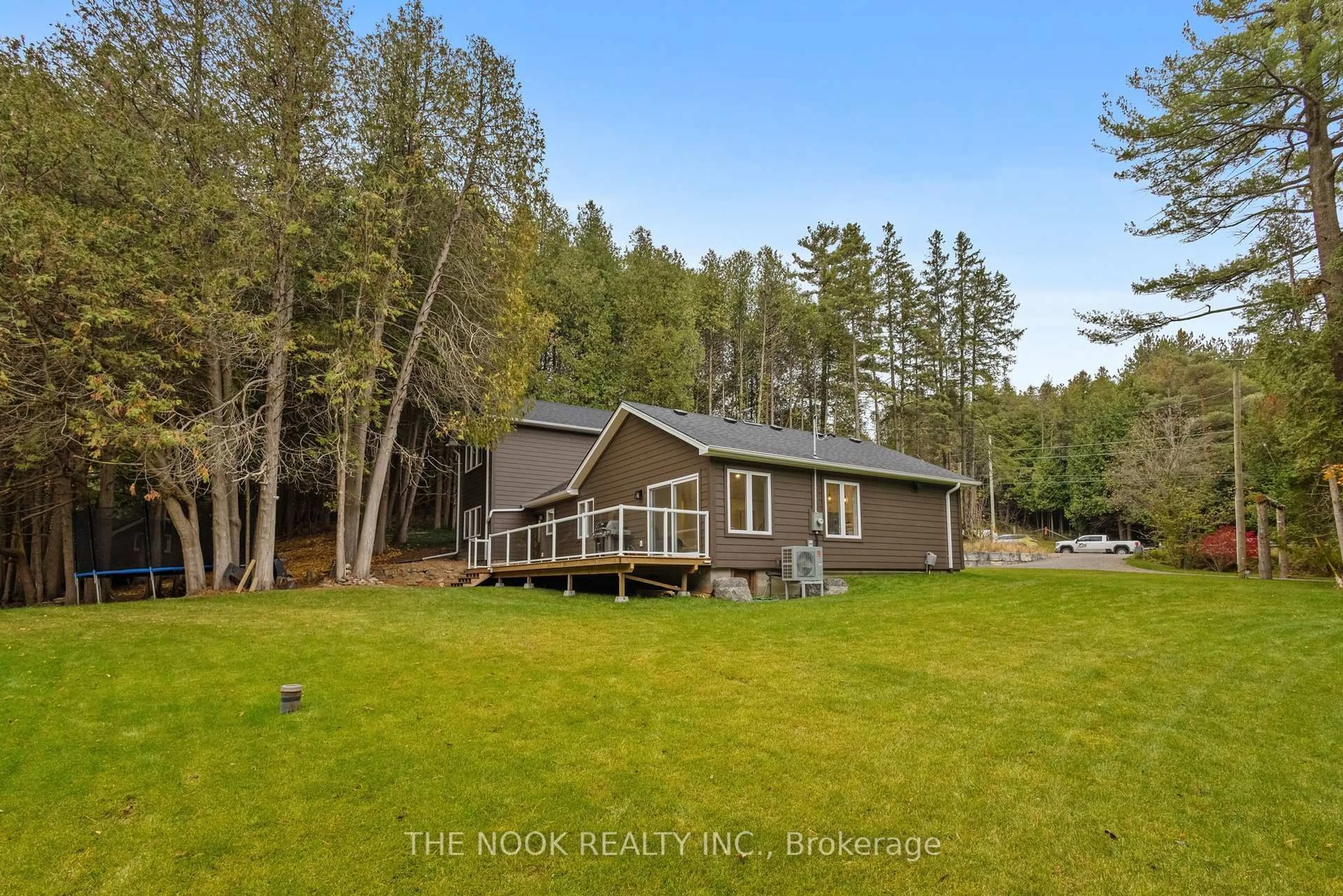 A pic from outside/outdoor area/front of a property/back of a property/a pic from drone, water/lake/river/ocean view for 662 Raglan Rd, Oshawa Ontario L1H 7K4