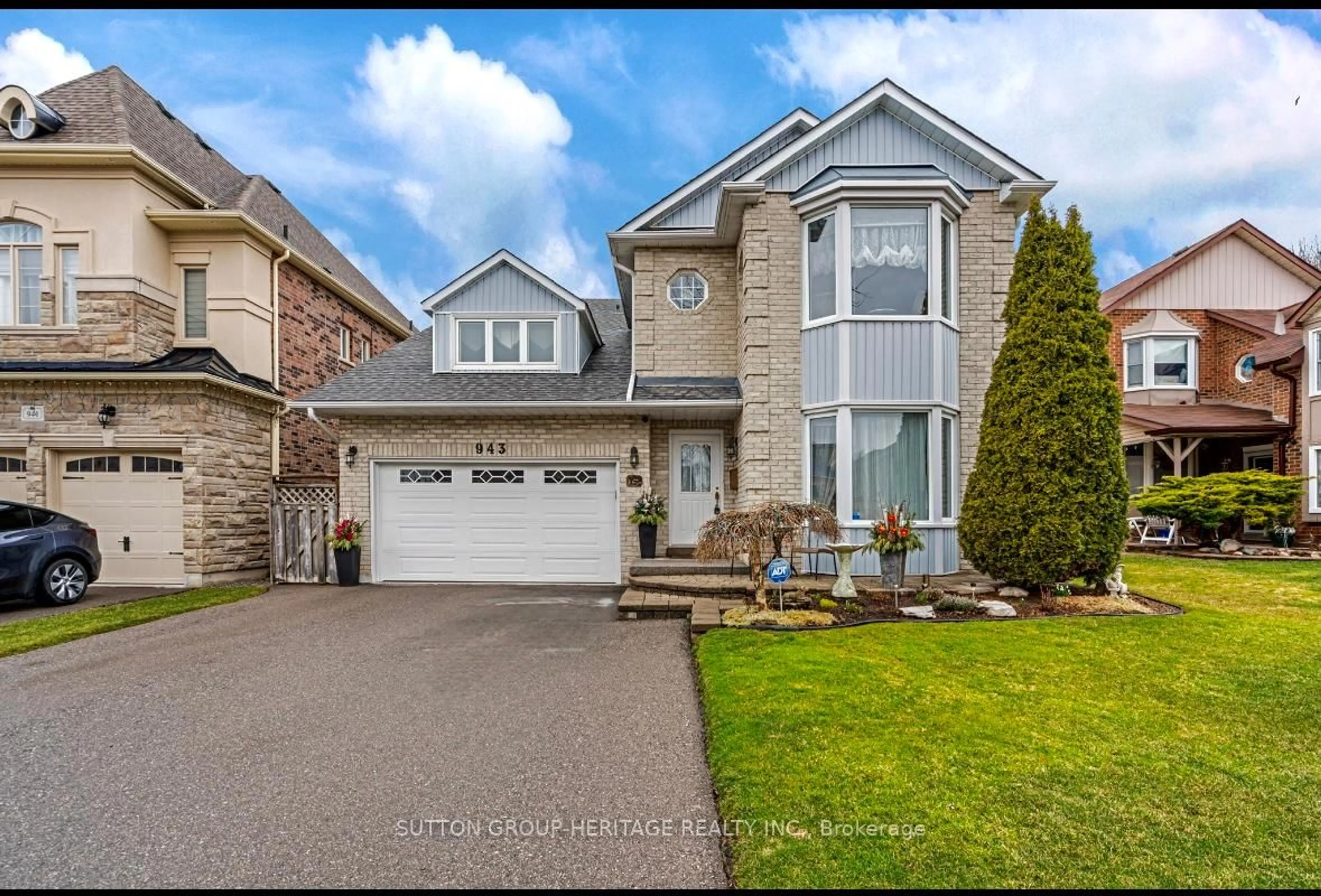 Home with vinyl exterior material, street for 943 Gablehurst Cres, Pickering Ontario L1V 5G6