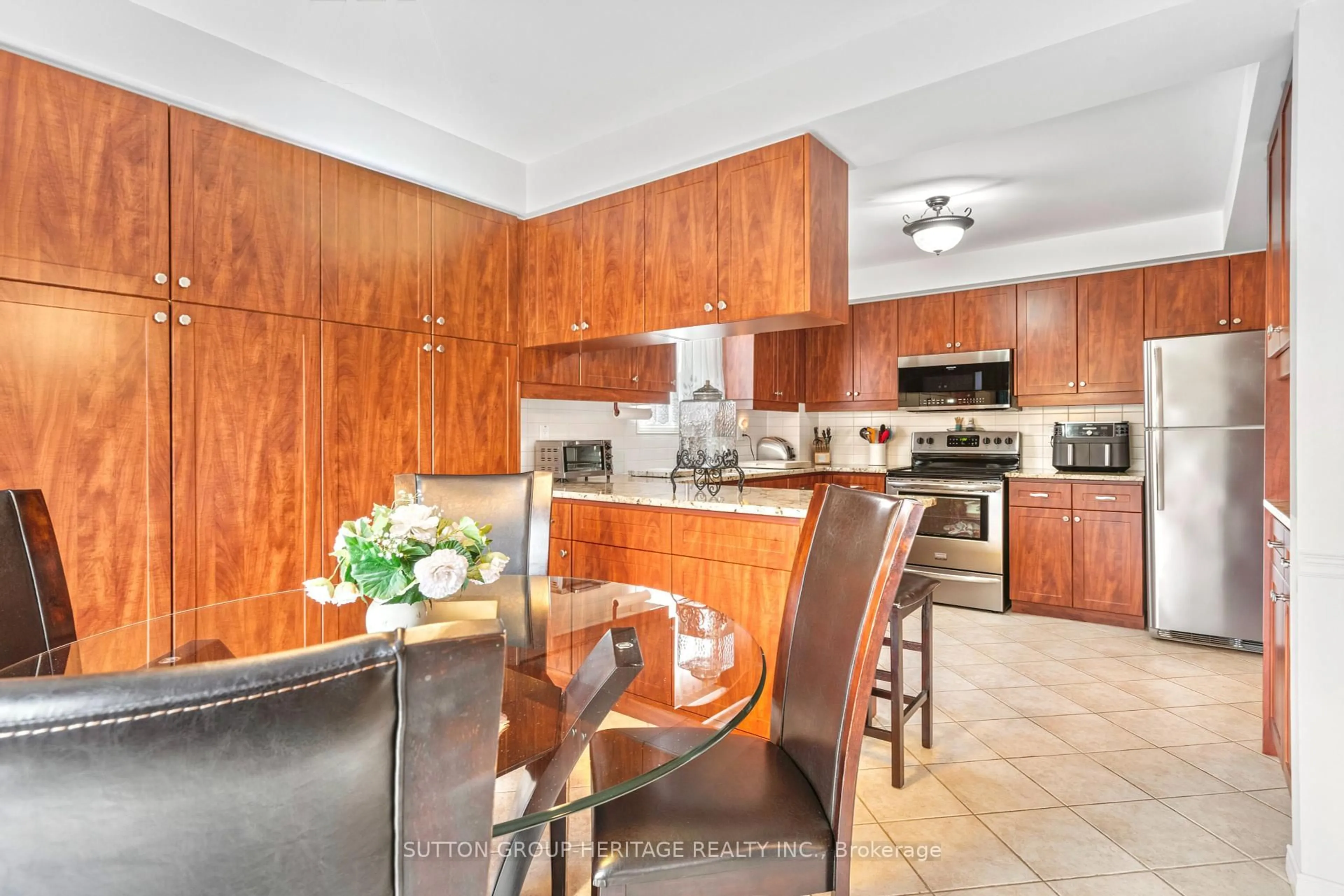 Open concept kitchen, unknown for 943 Gablehurst Cres, Pickering Ontario L1V 5G6