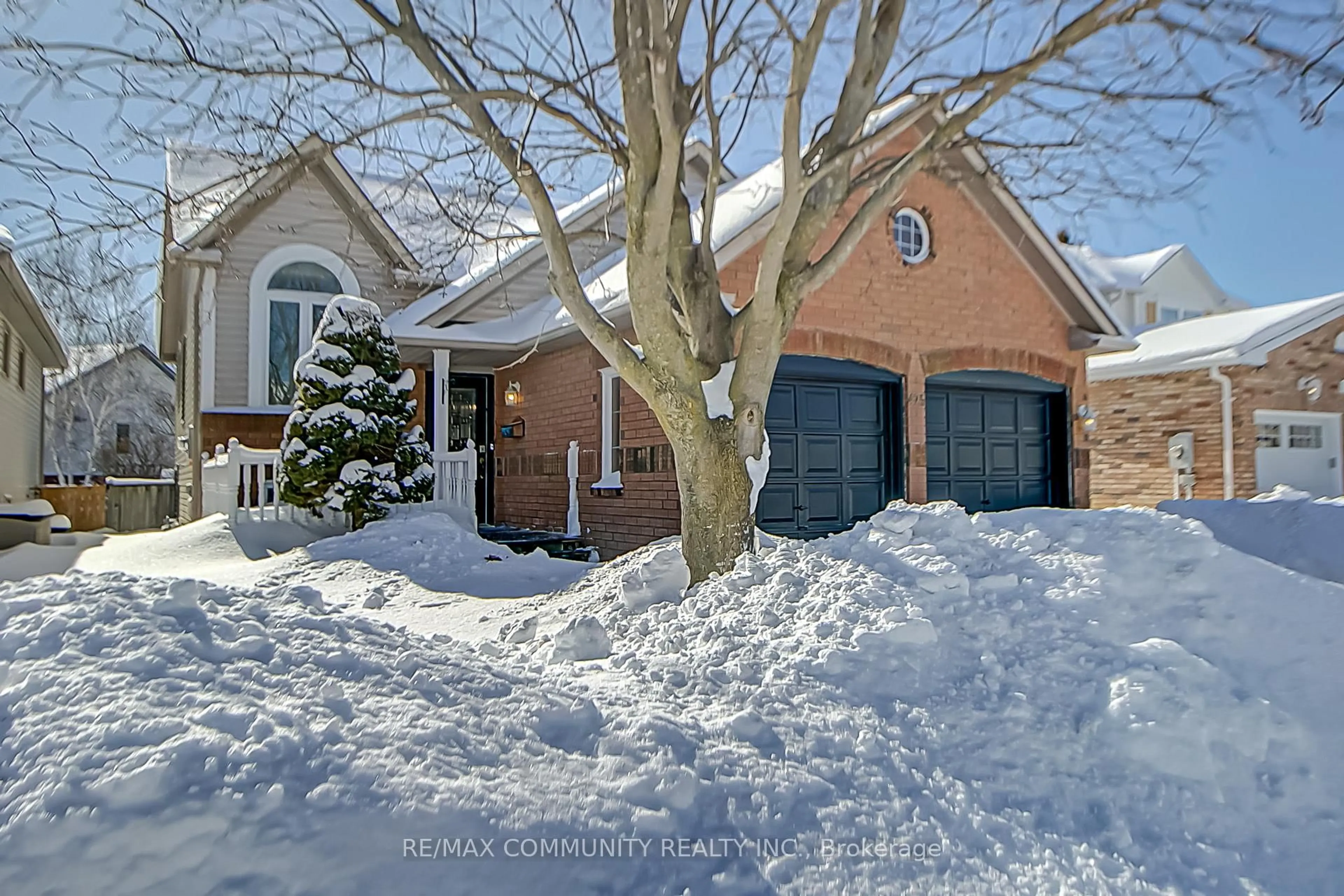 Home with brick exterior material, street for 425 Elmwood Crt, Oshawa Ontario L1G 7X8