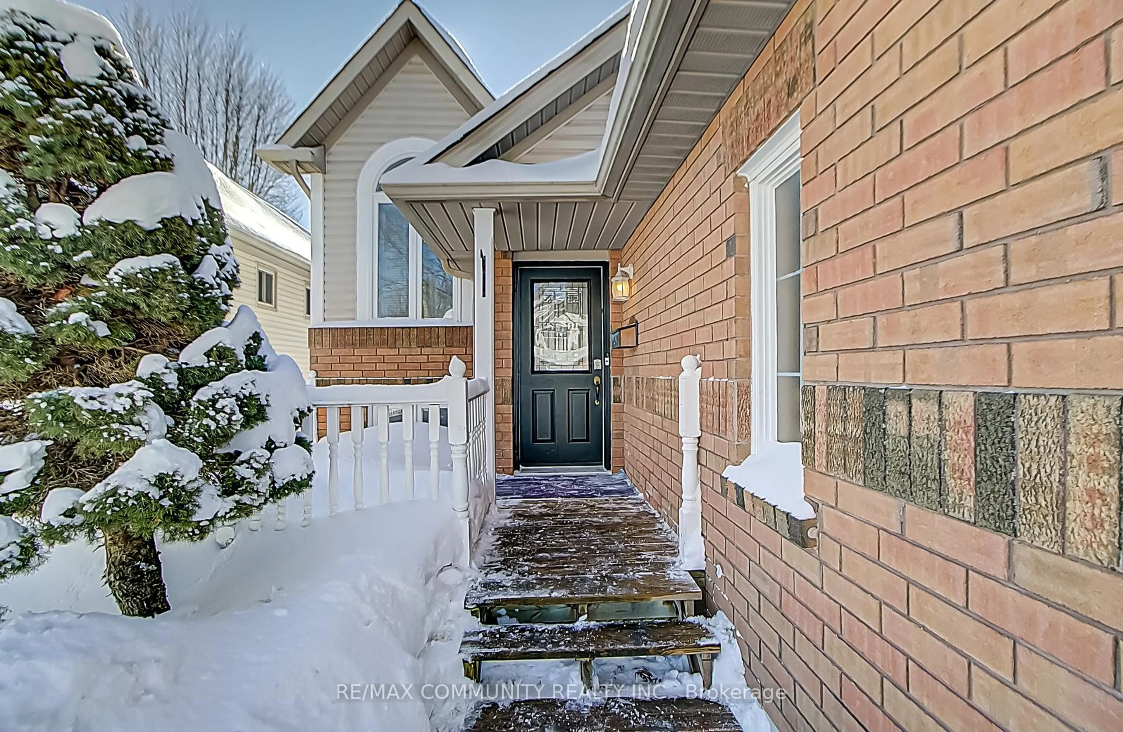 Indoor entryway for 425 Elmwood Crt, Oshawa Ontario L1G 7X8