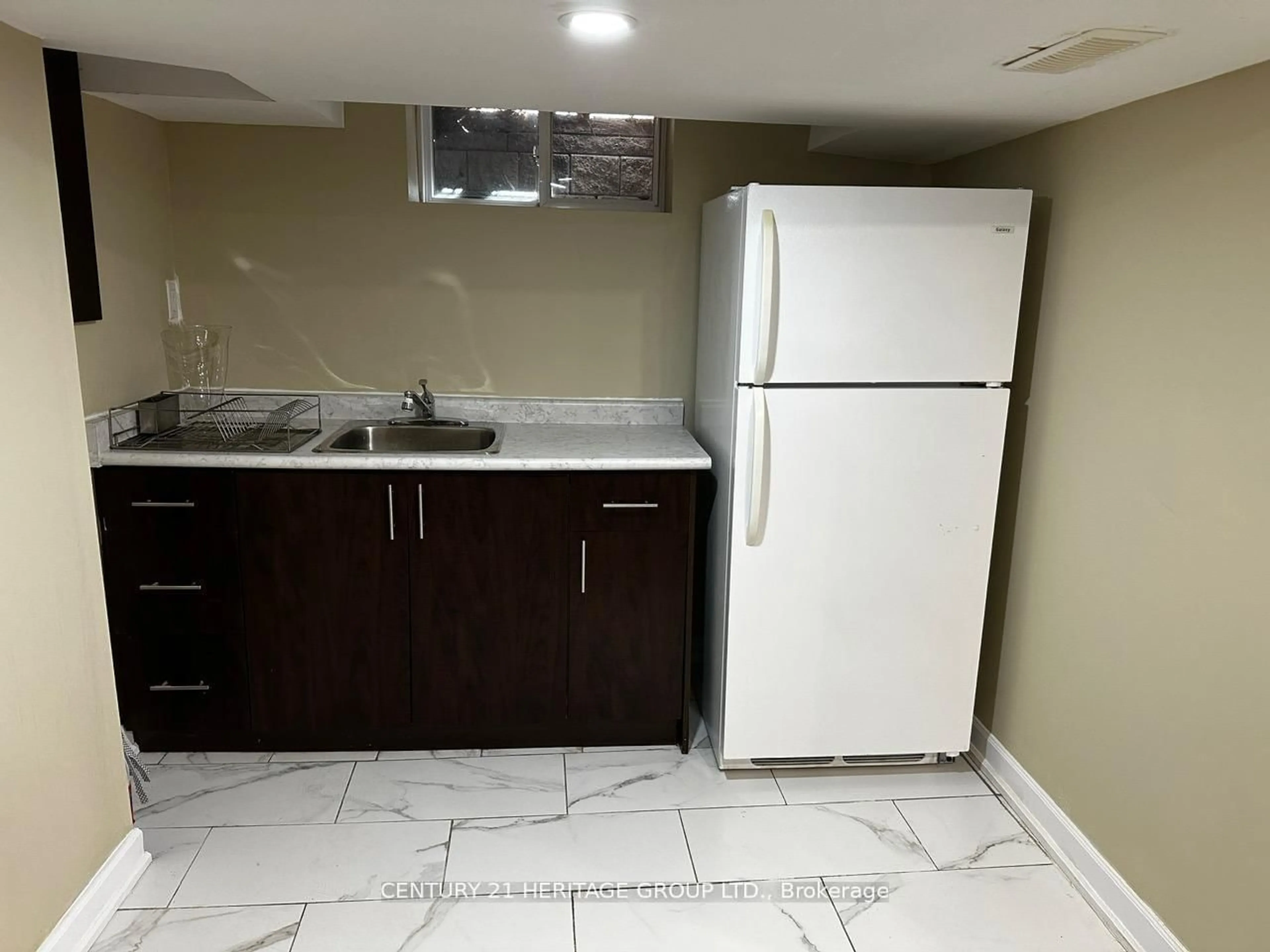 Standard kitchen, ceramic/tile floor for 1416 Colmar Ave, Pickering Ontario L1W 1C5