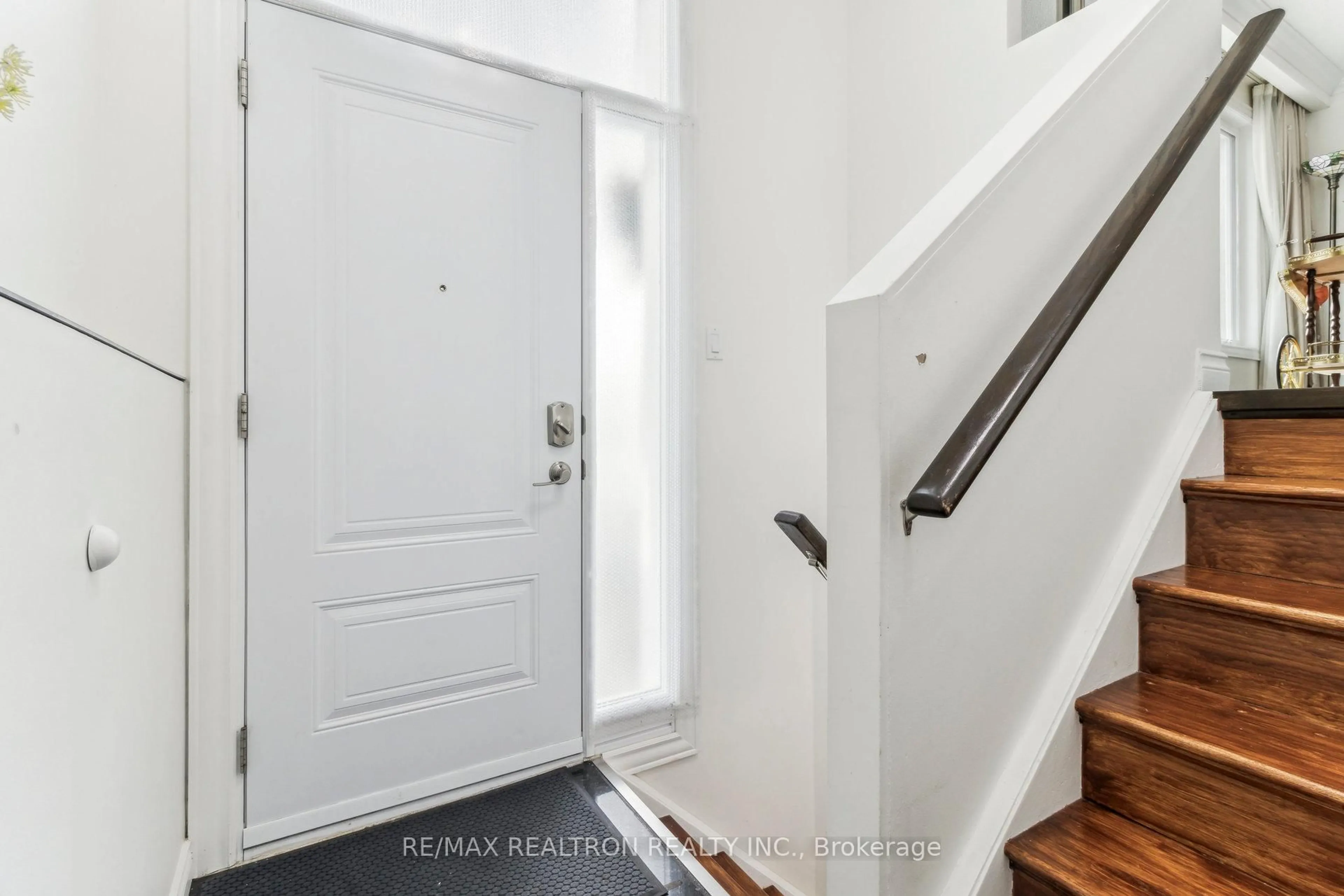 Indoor entryway for 38 Parkdene Crt, Toronto Ontario M1W 2J3