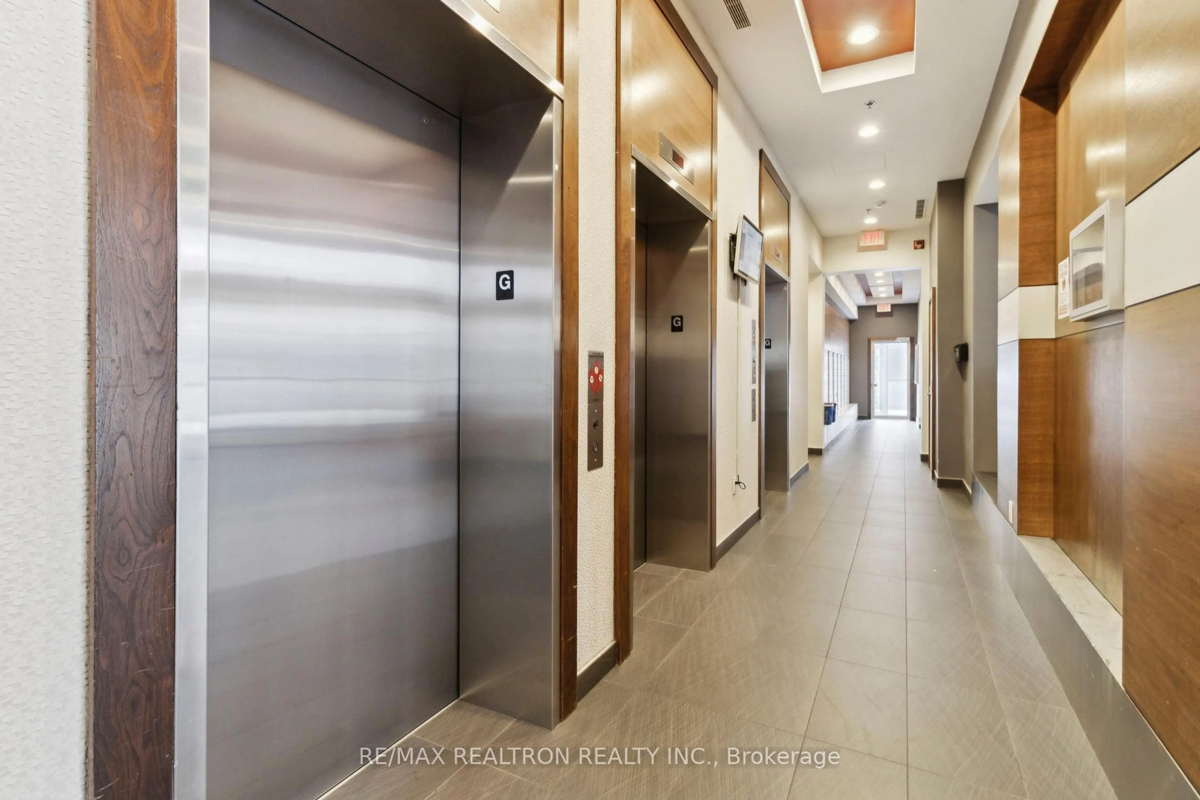 Indoor foyer for 70 Town Centre Crt #2604, Toronto Ontario M1P 0B2