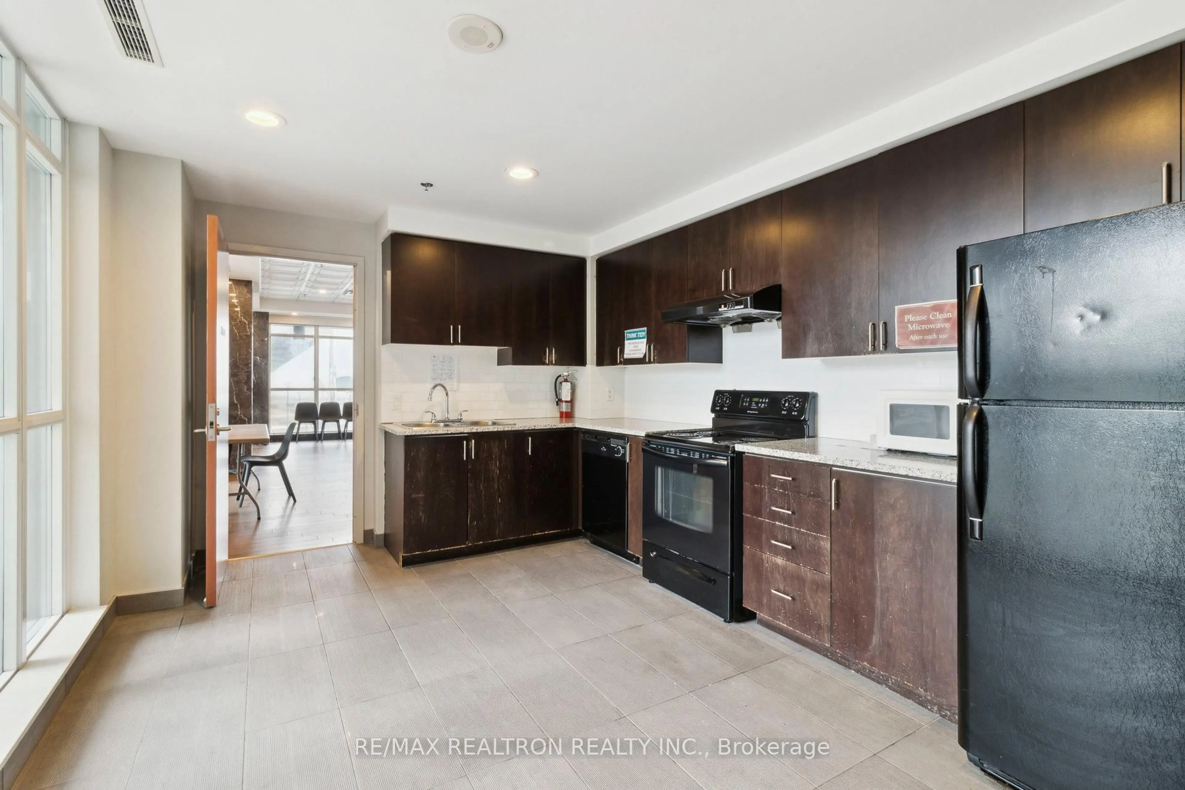 Open concept kitchen, ceramic/tile floor for 70 Town Centre Crt #2604, Toronto Ontario M1P 0B2