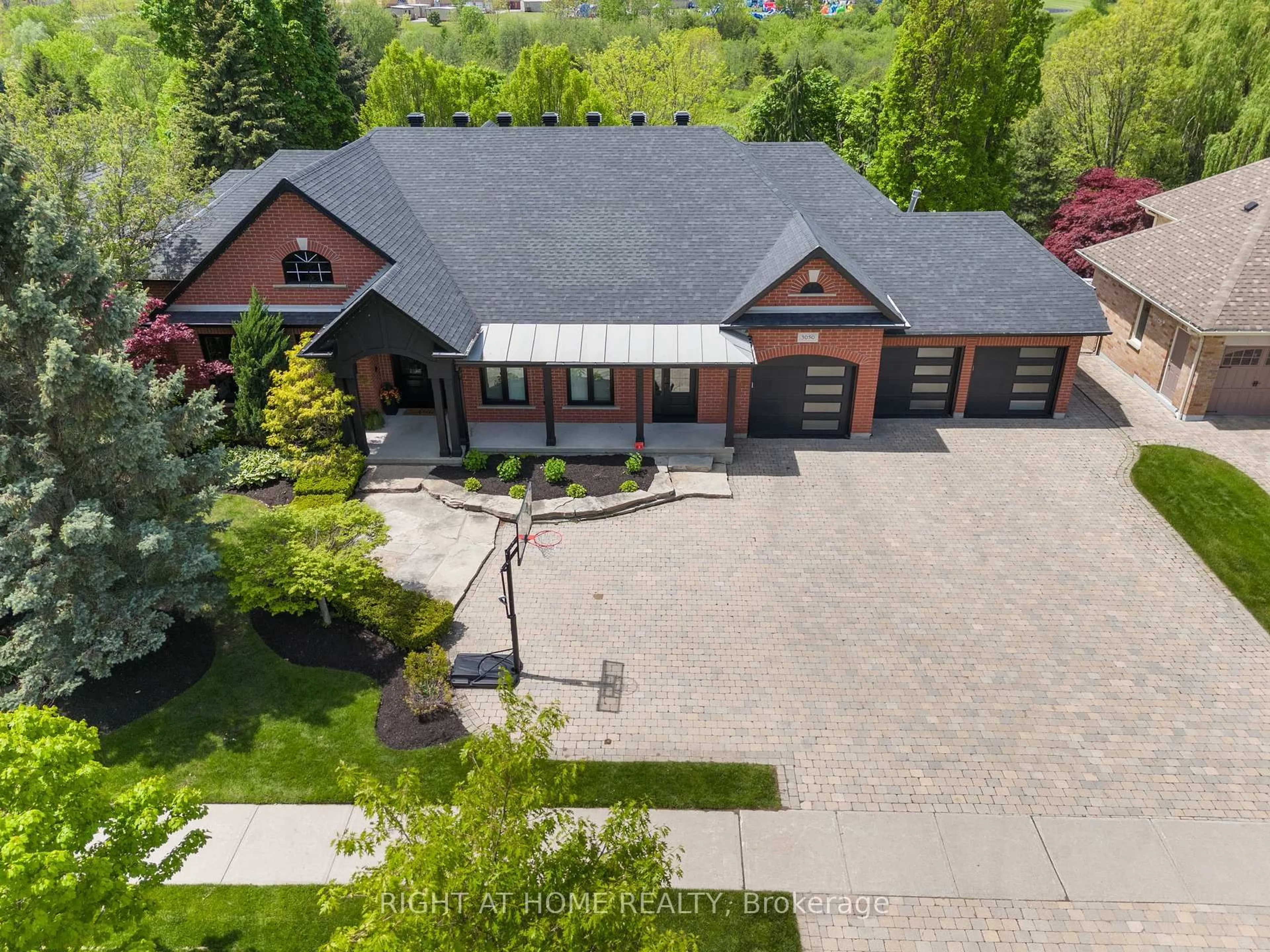 A pic from outside/outdoor area/front of a property/back of a property/a pic from drone, street for 3050 Cochrane St, Whitby Ontario L1R 2P2