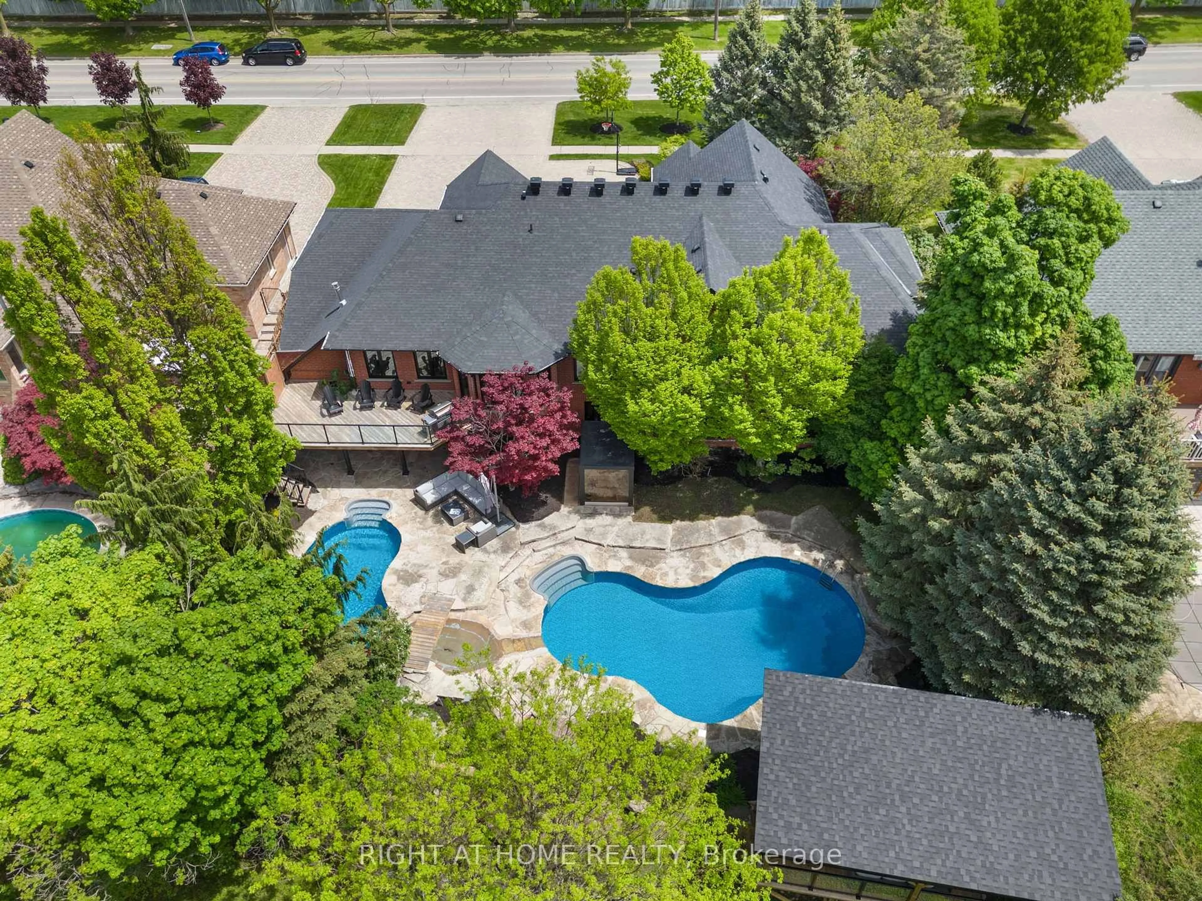 A pic from outside/outdoor area/front of a property/back of a property/a pic from drone, street for 3050 Cochrane St, Whitby Ontario L1R 2P2