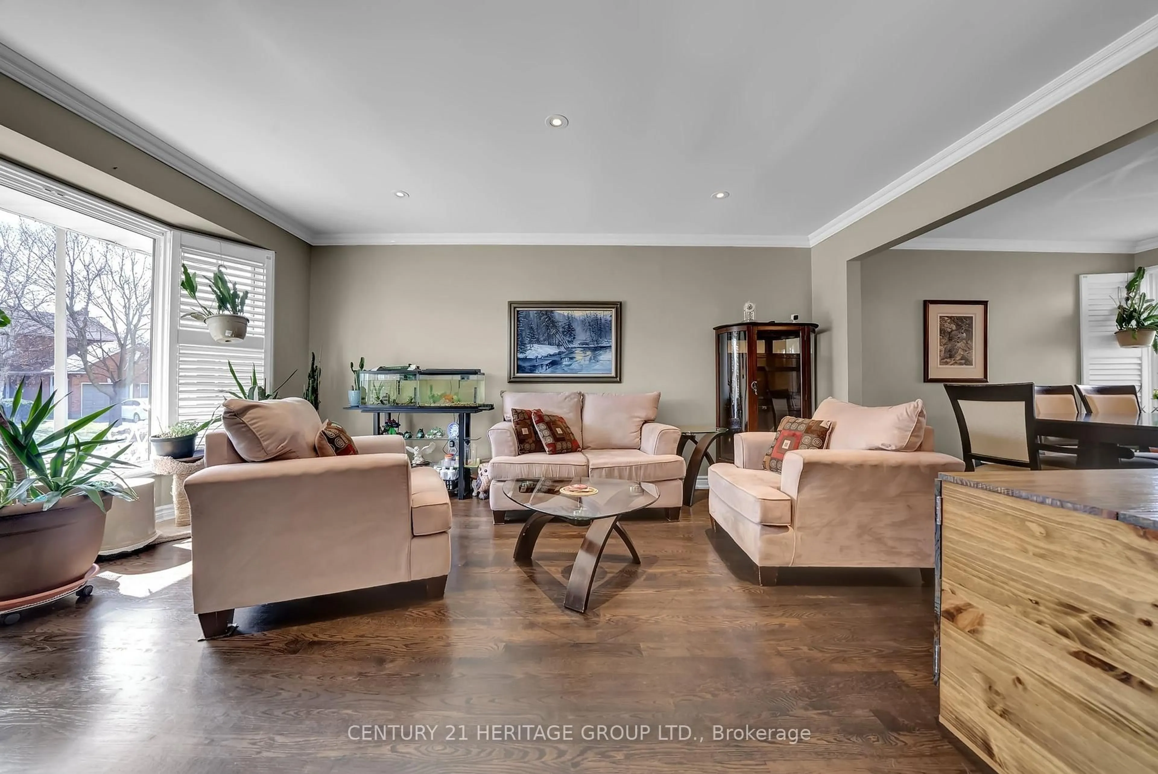 Living room with furniture, unknown for 20 Orchard Park Dr, Clarington Ontario L1C 4E2