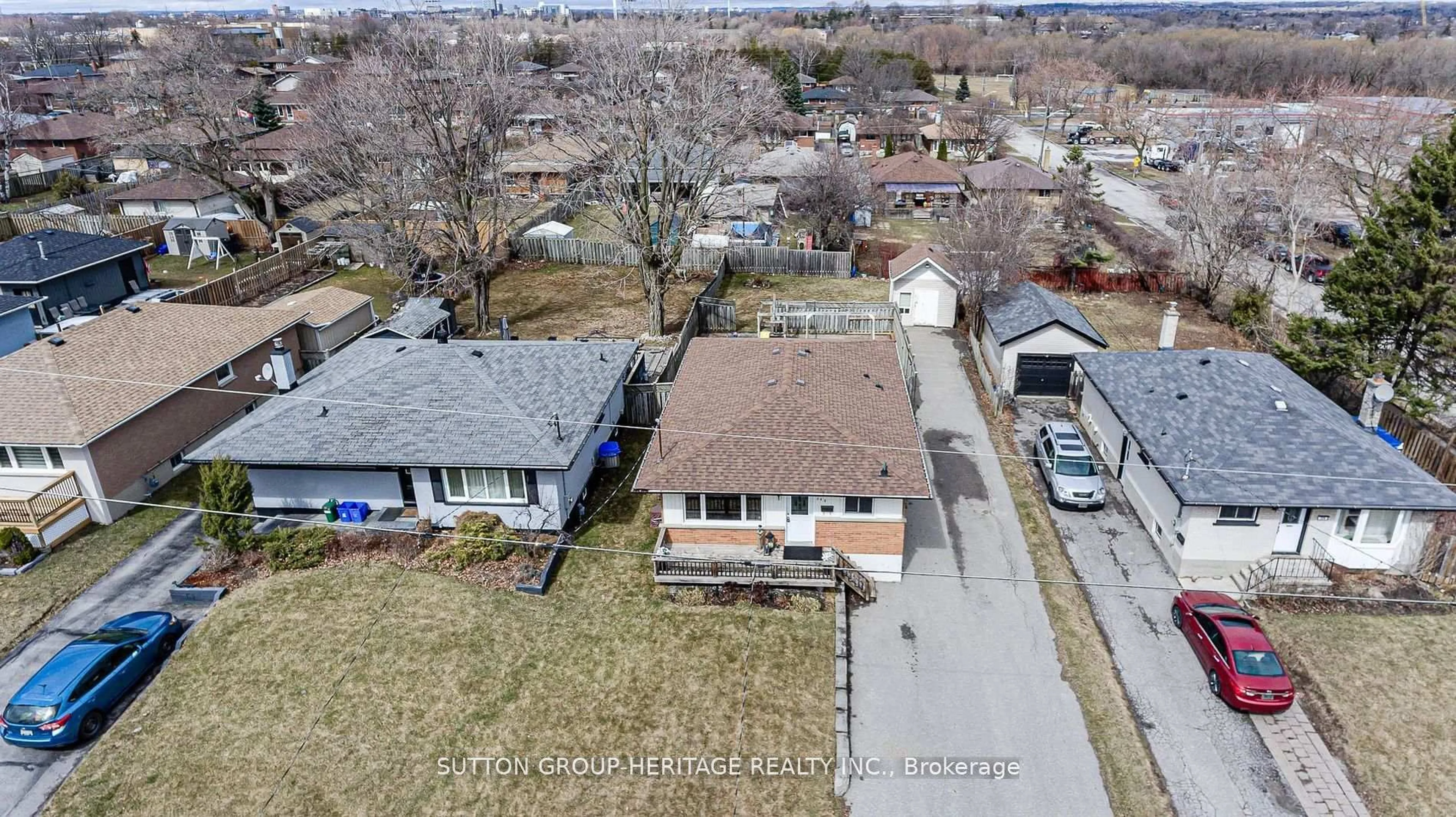 A pic from outside/outdoor area/front of a property/back of a property/a pic from drone, street for 388 Wolfe St, Oshawa Ontario L1H 3V1