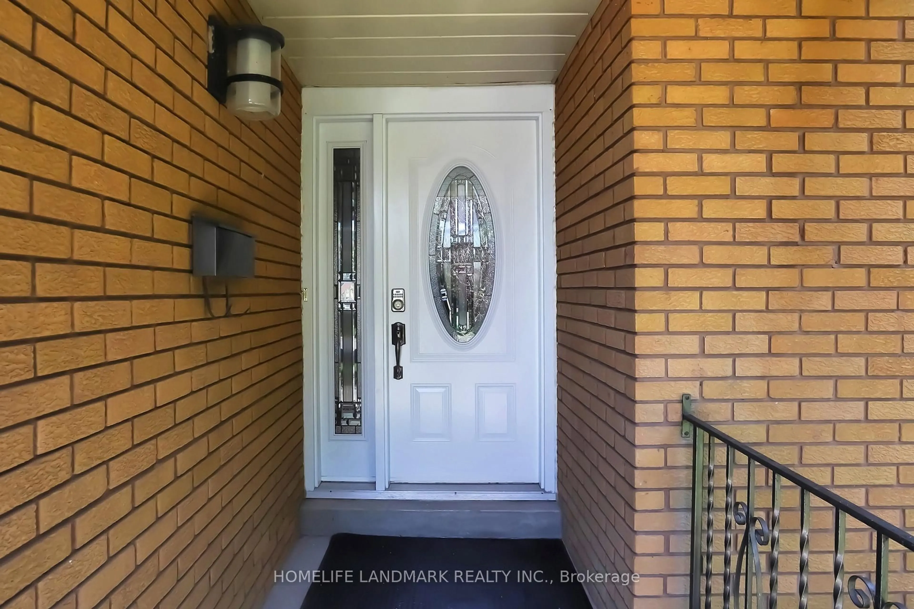 Indoor entryway for 268 Huntingwood Dr, Oshawa Ontario L1J 7C5