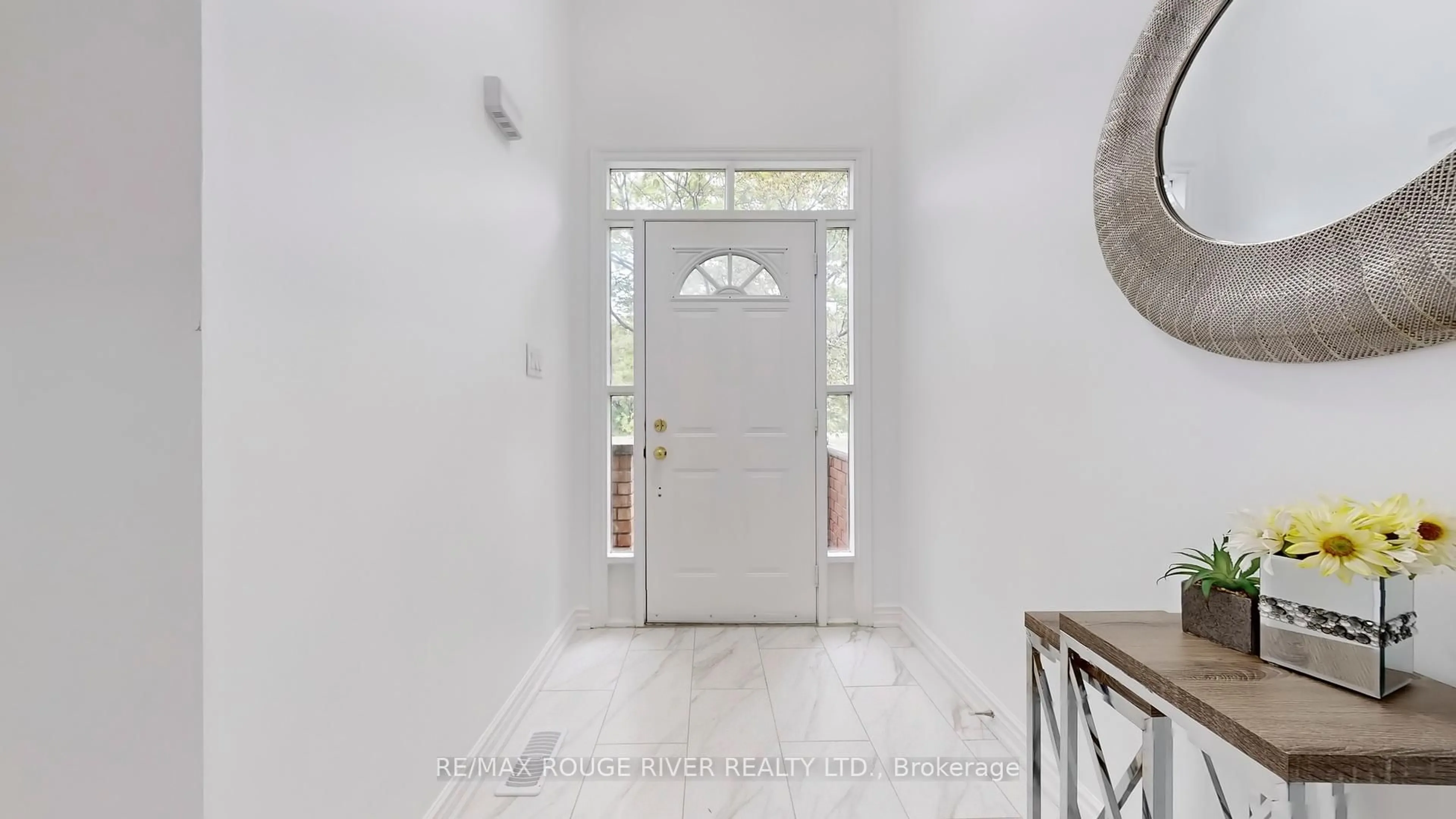 Indoor foyer for 2 Dowry St #6, Toronto Ontario M1S 1B8