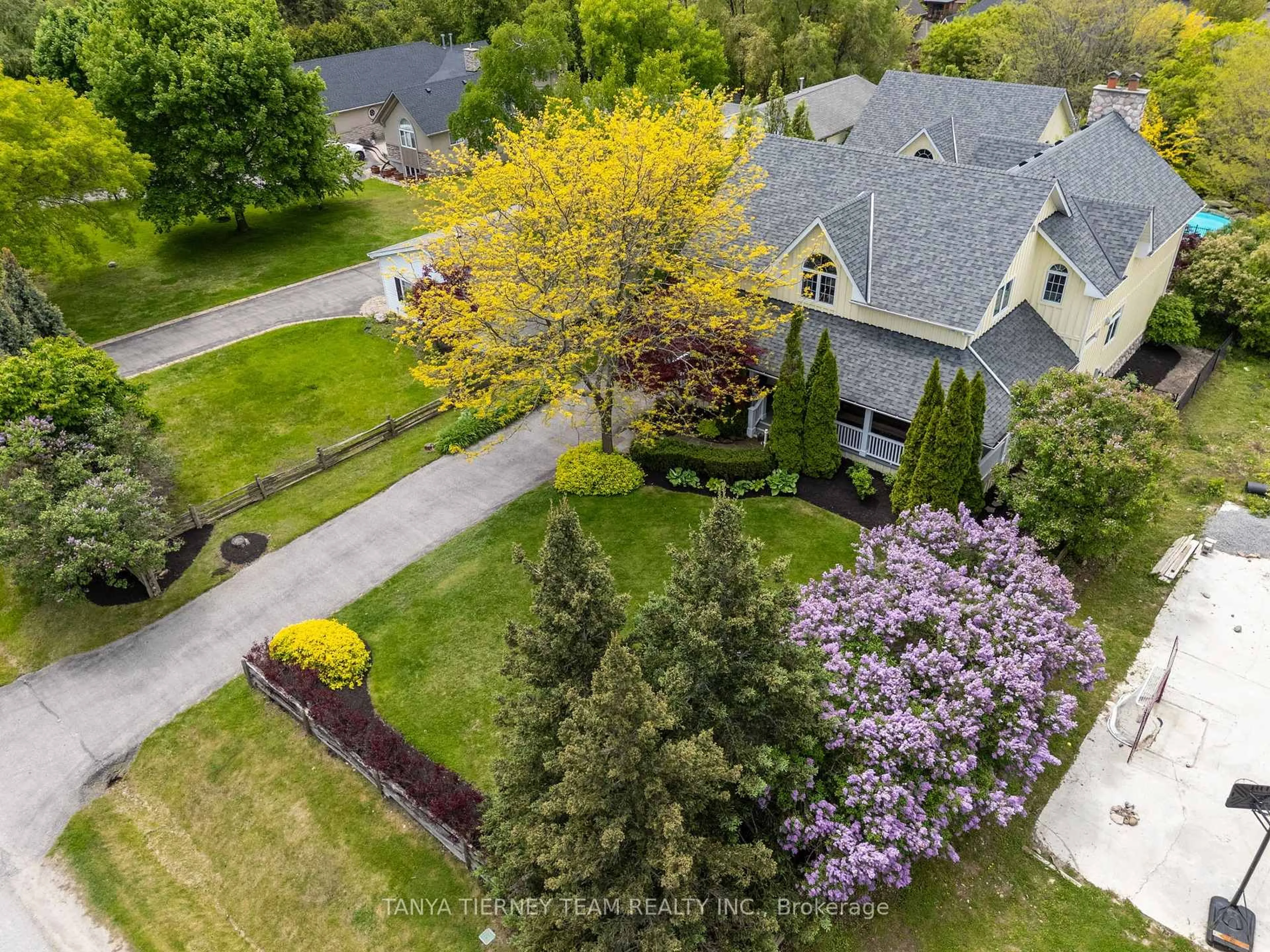 A pic from outside/outdoor area/front of a property/back of a property/a pic from drone, street for 1878 Appleview Rd, Pickering Ontario L1V 1T8