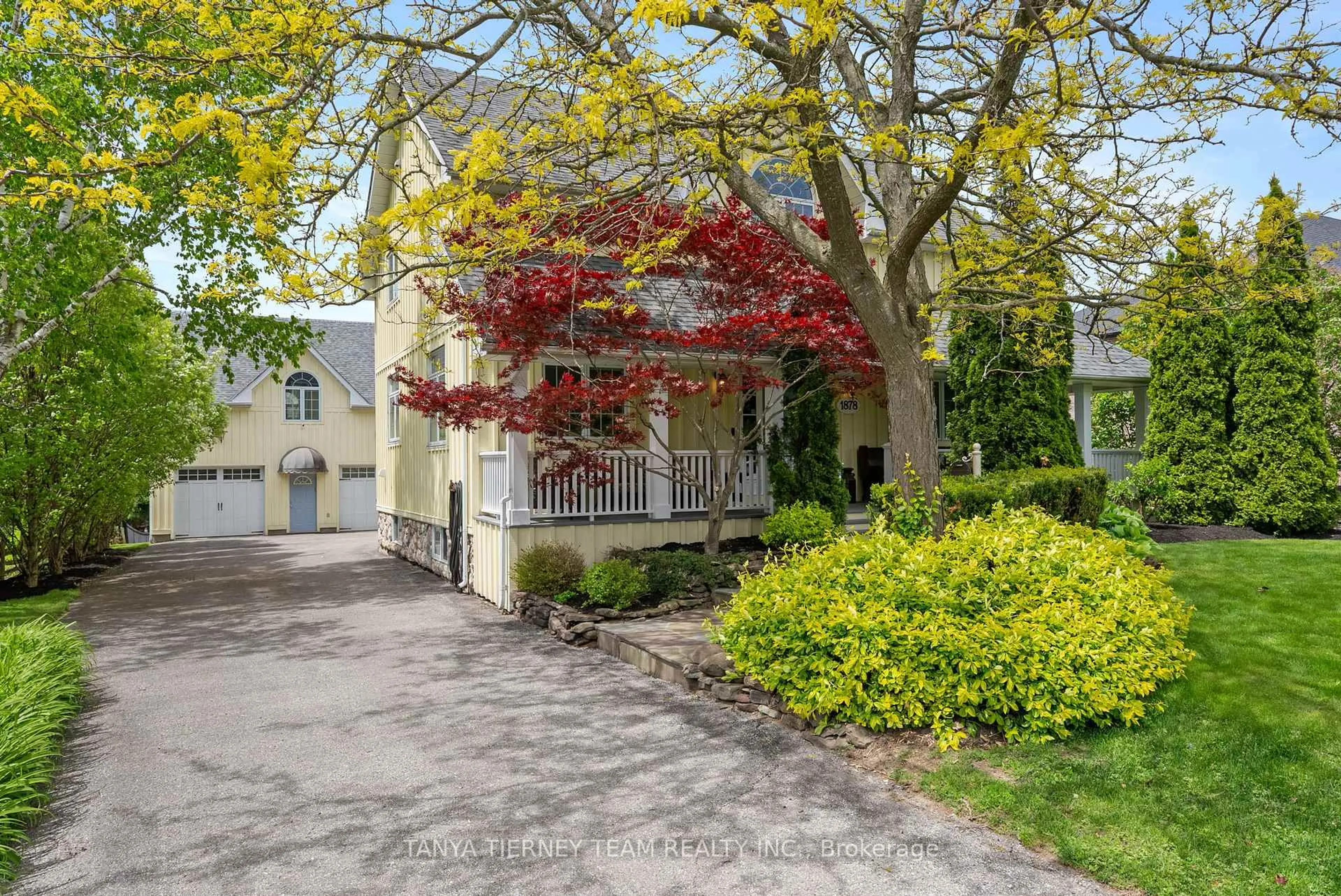 A pic from outside/outdoor area/front of a property/back of a property/a pic from drone, street for 1878 Appleview Rd, Pickering Ontario L1V 1T8
