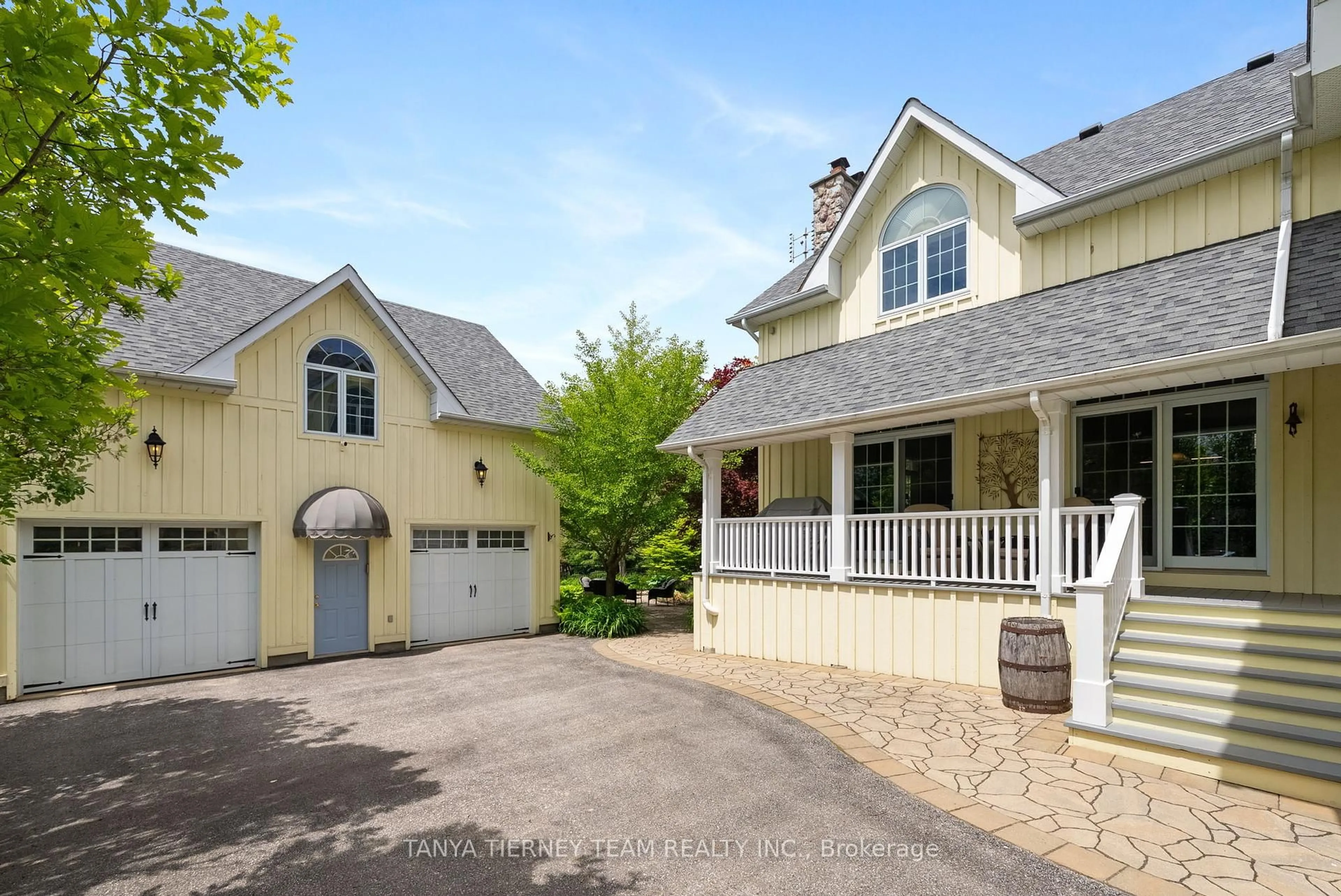 A pic from outside/outdoor area/front of a property/back of a property/a pic from drone, street for 1878 Appleview Rd, Pickering Ontario L1V 1T8