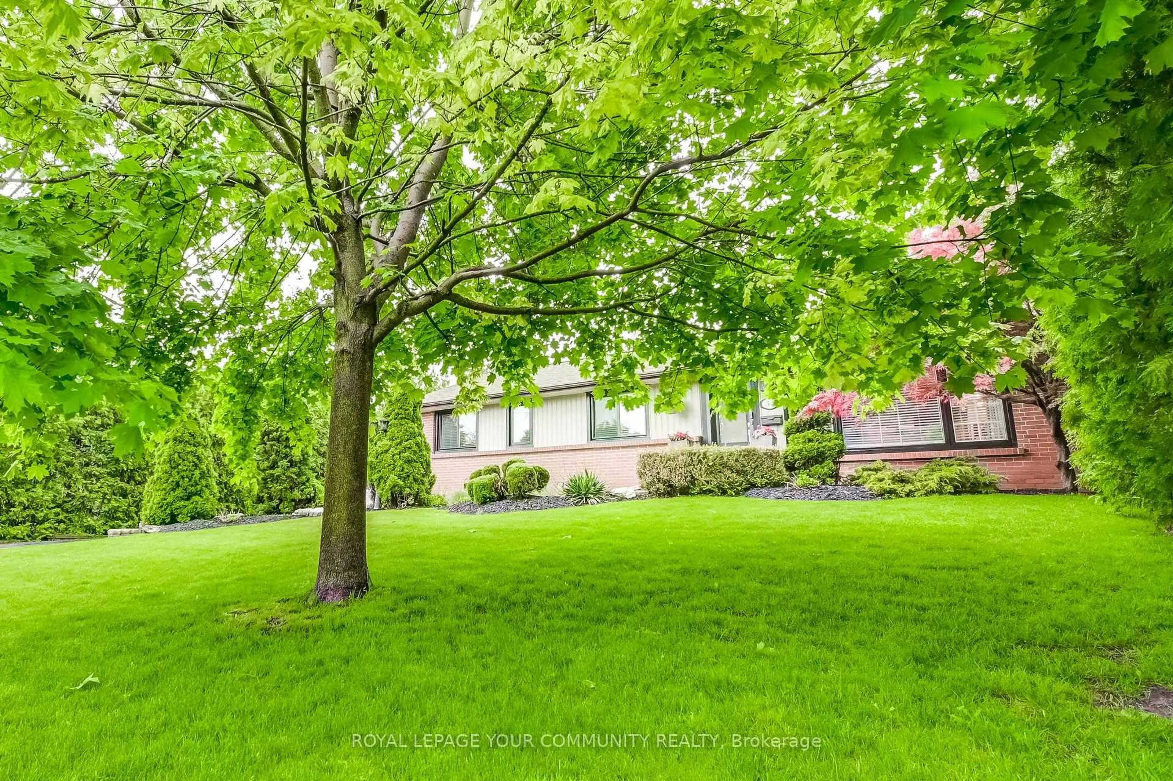 A pic from outside/outdoor area/front of a property/back of a property/a pic from drone, unknown for 54 Montgomery Ave, Whitby Ontario L1M 1B1