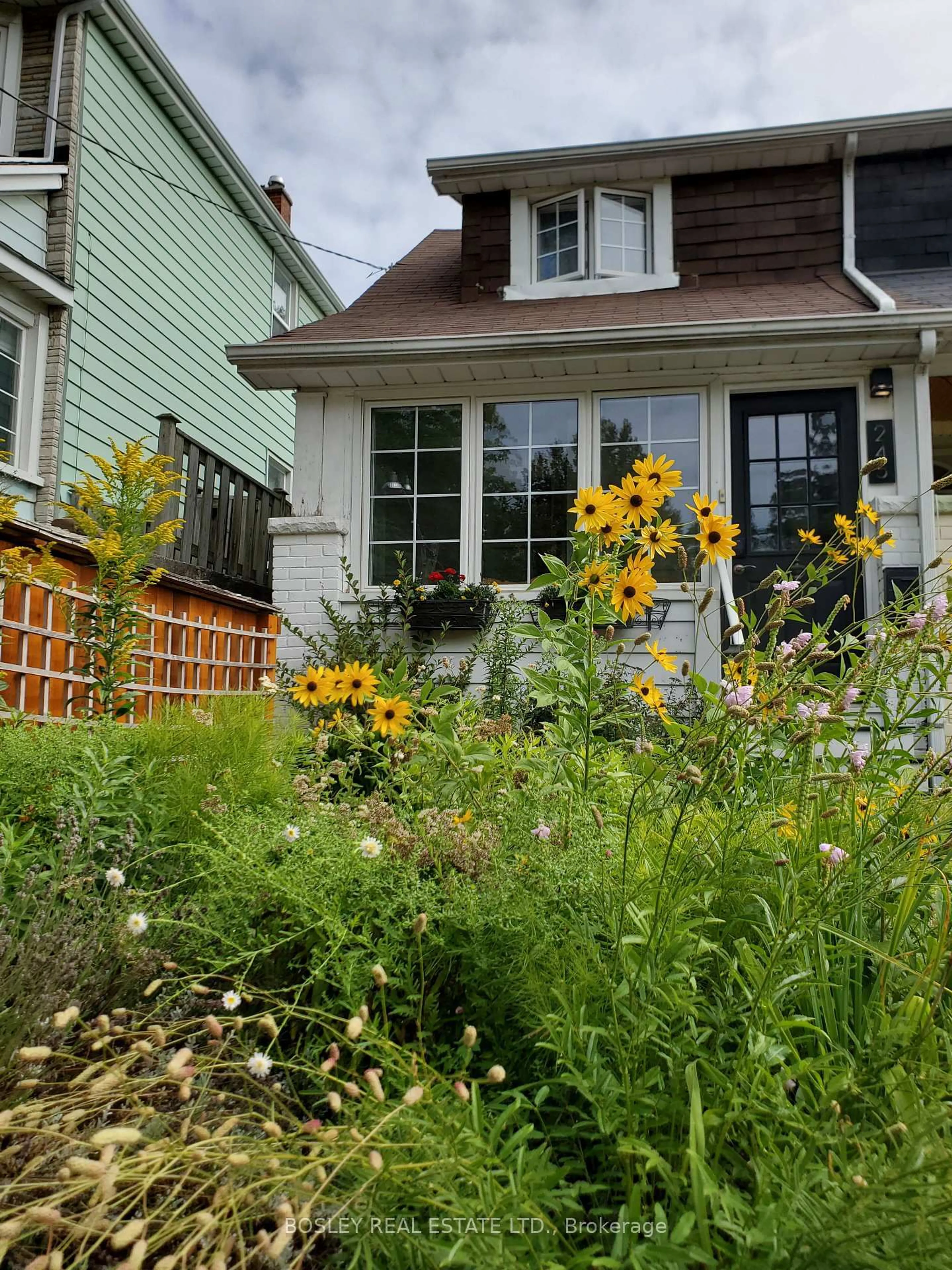 Patio, street for 245 Kenilworth Ave, Toronto Ontario M4L 3S7