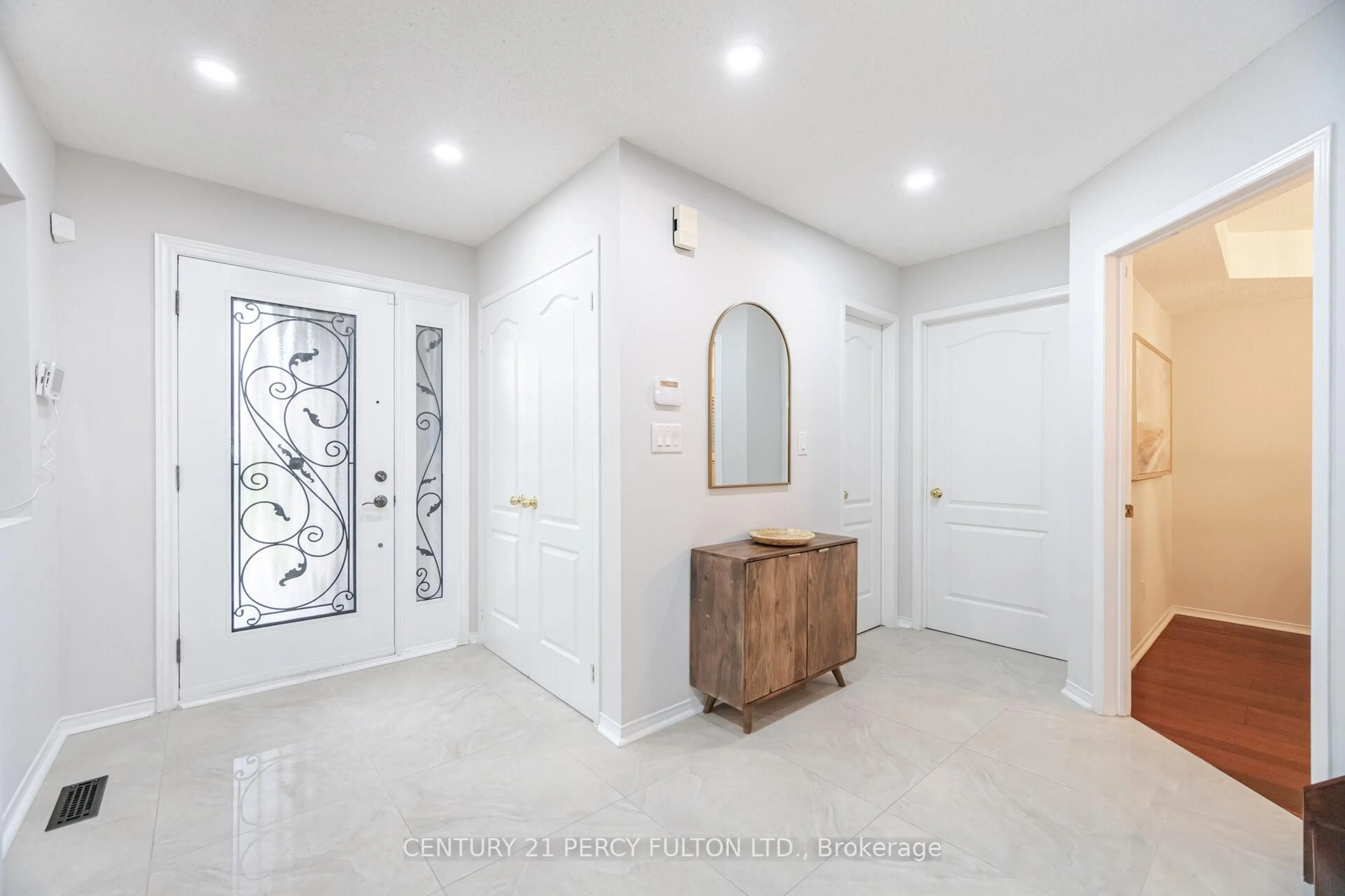 Indoor entryway for 14 Gillingham St, Toronto Ontario M1B 5X1