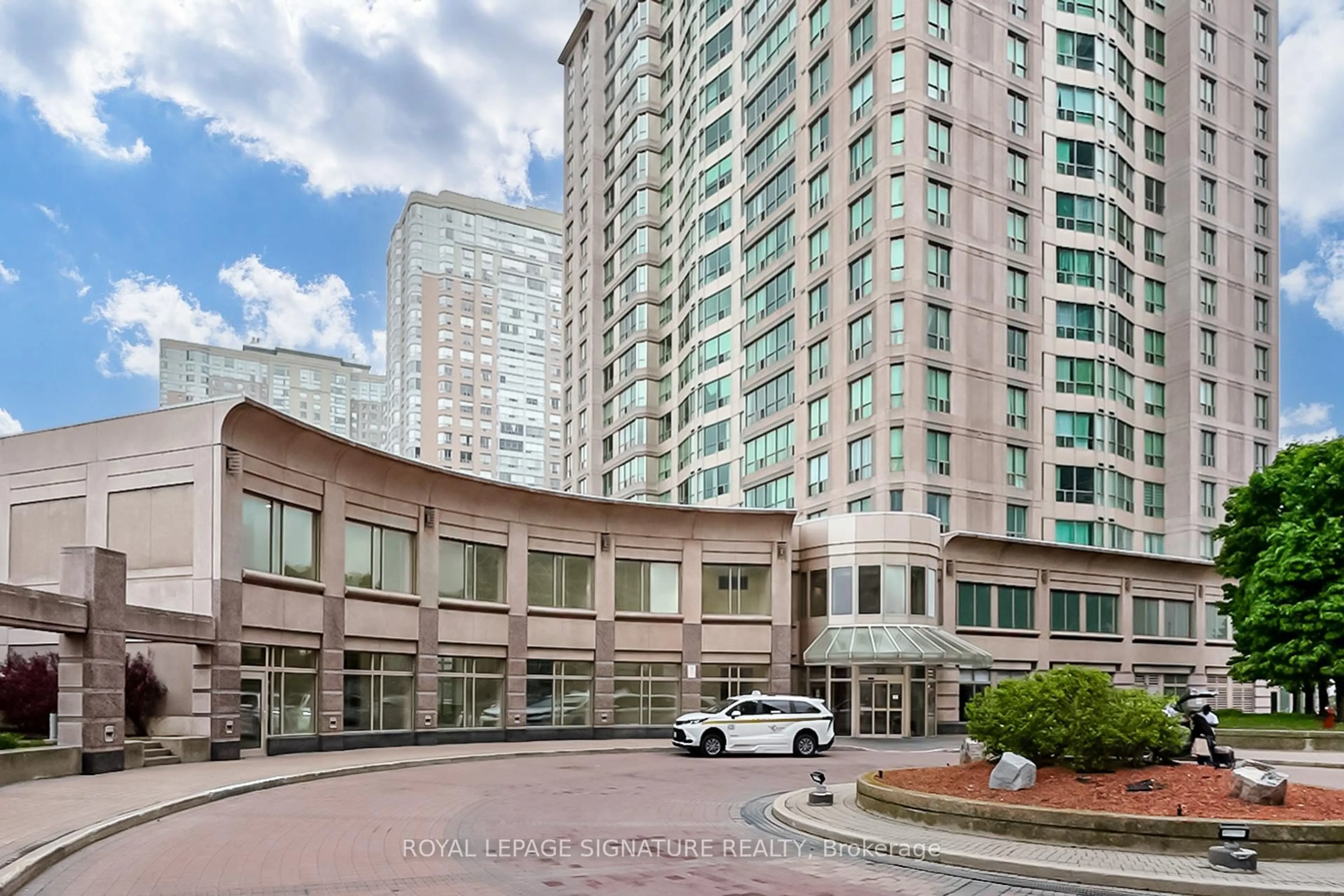 Indoor foyer for 18 Lee Centre Dr #2203, Toronto Ontario M1H 3H5