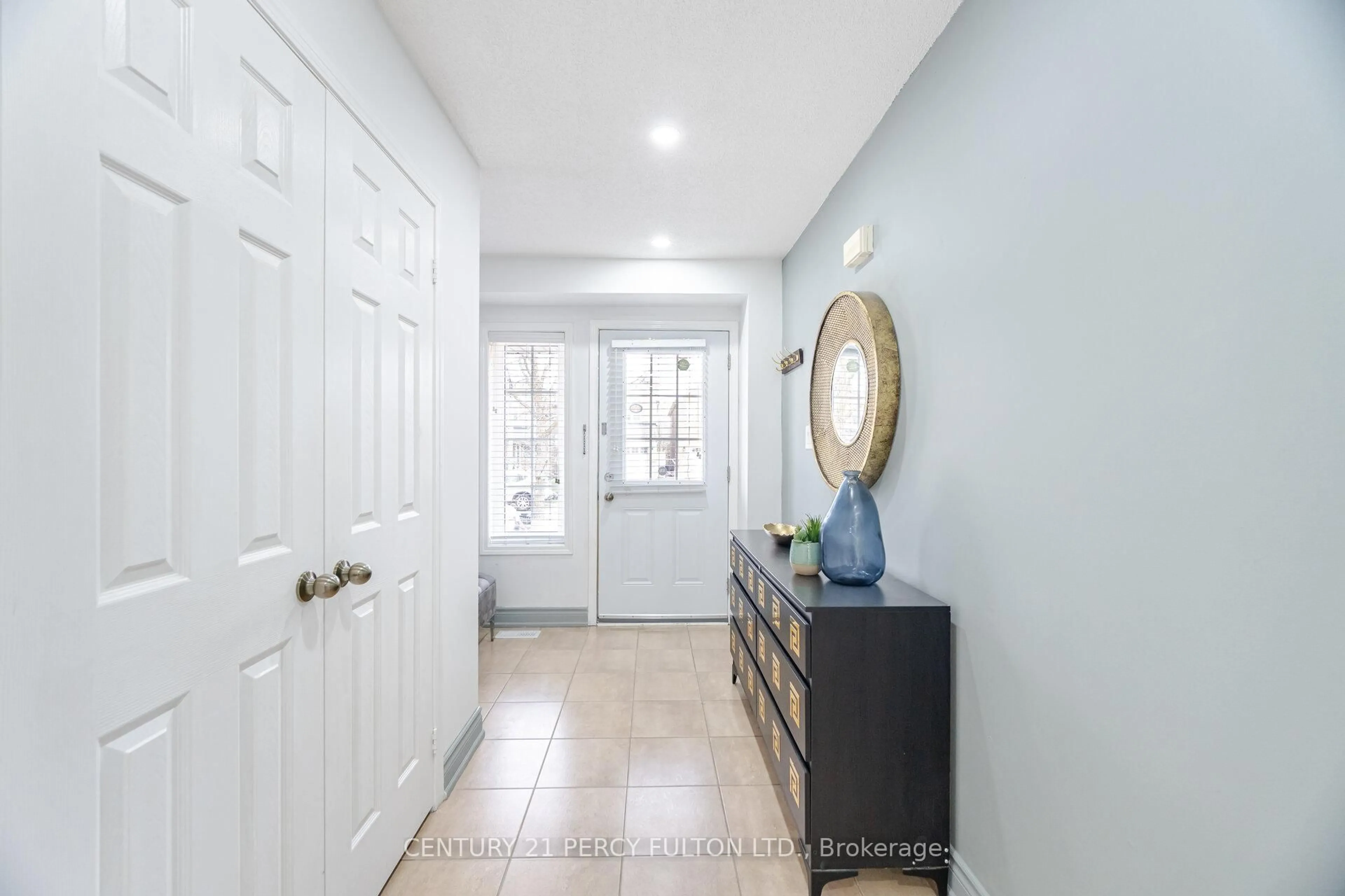 Indoor entryway for 640 Sunbird Tr, Pickering Ontario L1X 2X7