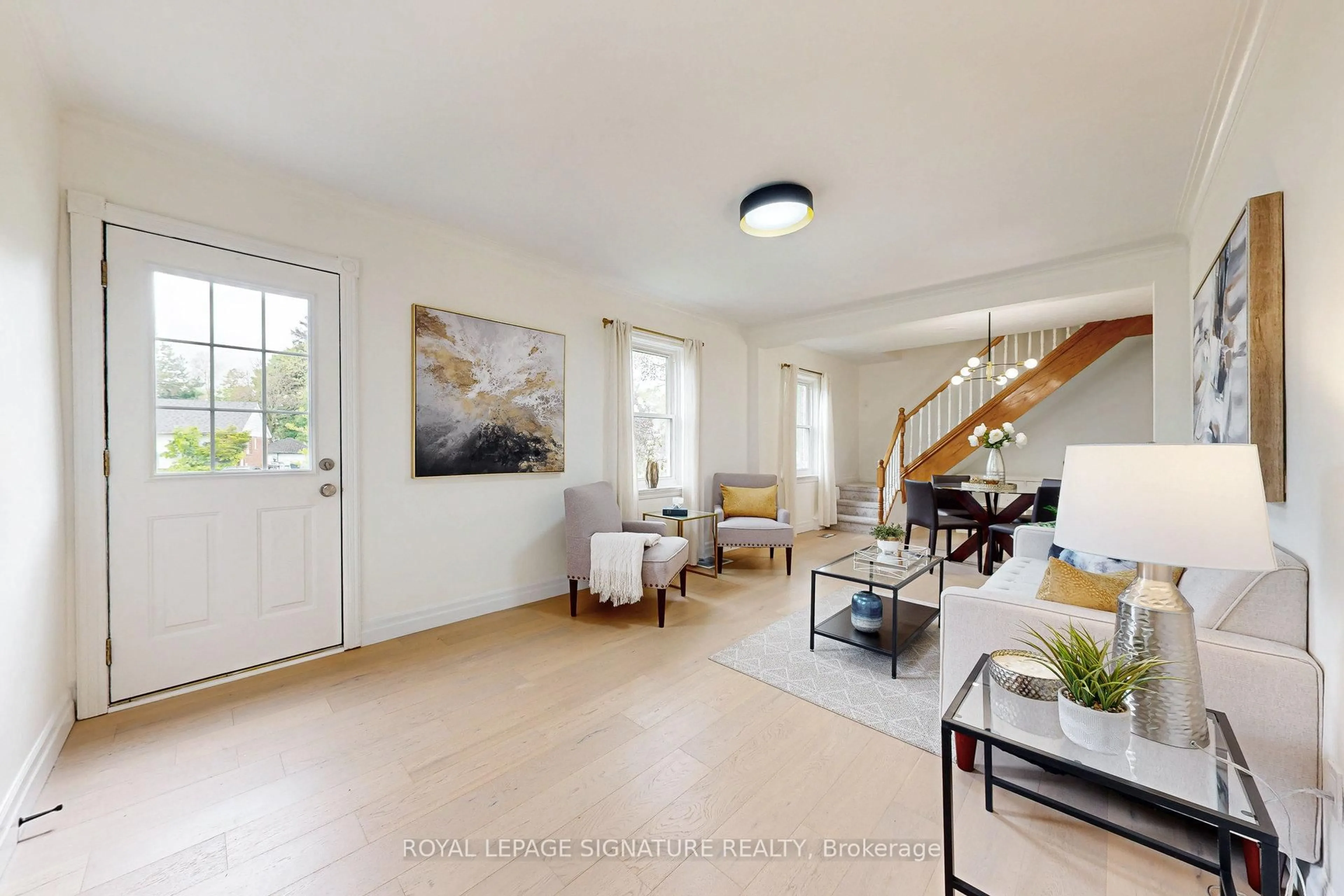 Indoor entryway for 17 Amiens Rd, Toronto Ontario M1E 3S5