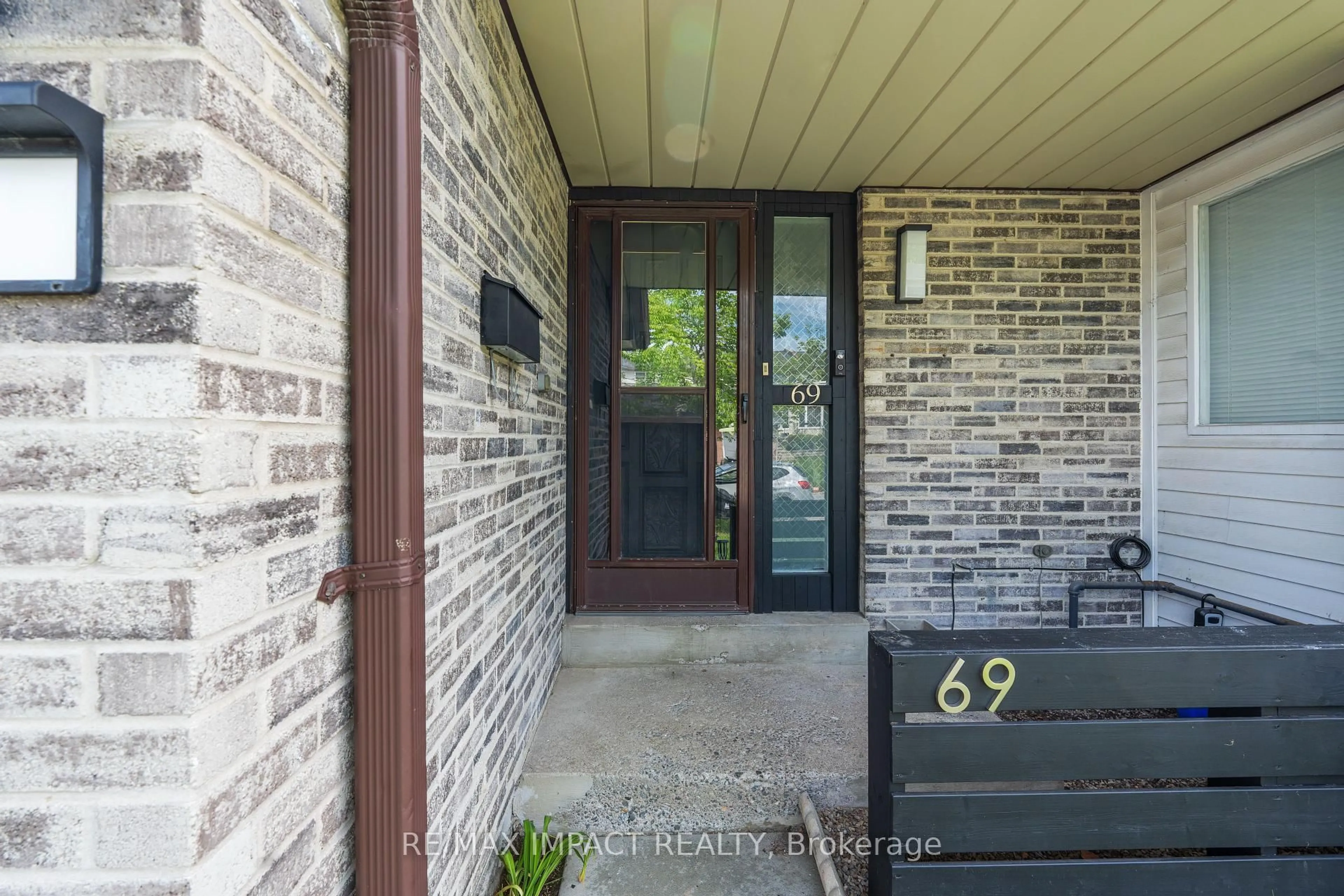 Indoor entryway for 69 Horseley Hill Dr, Toronto Ontario M1B 1W4