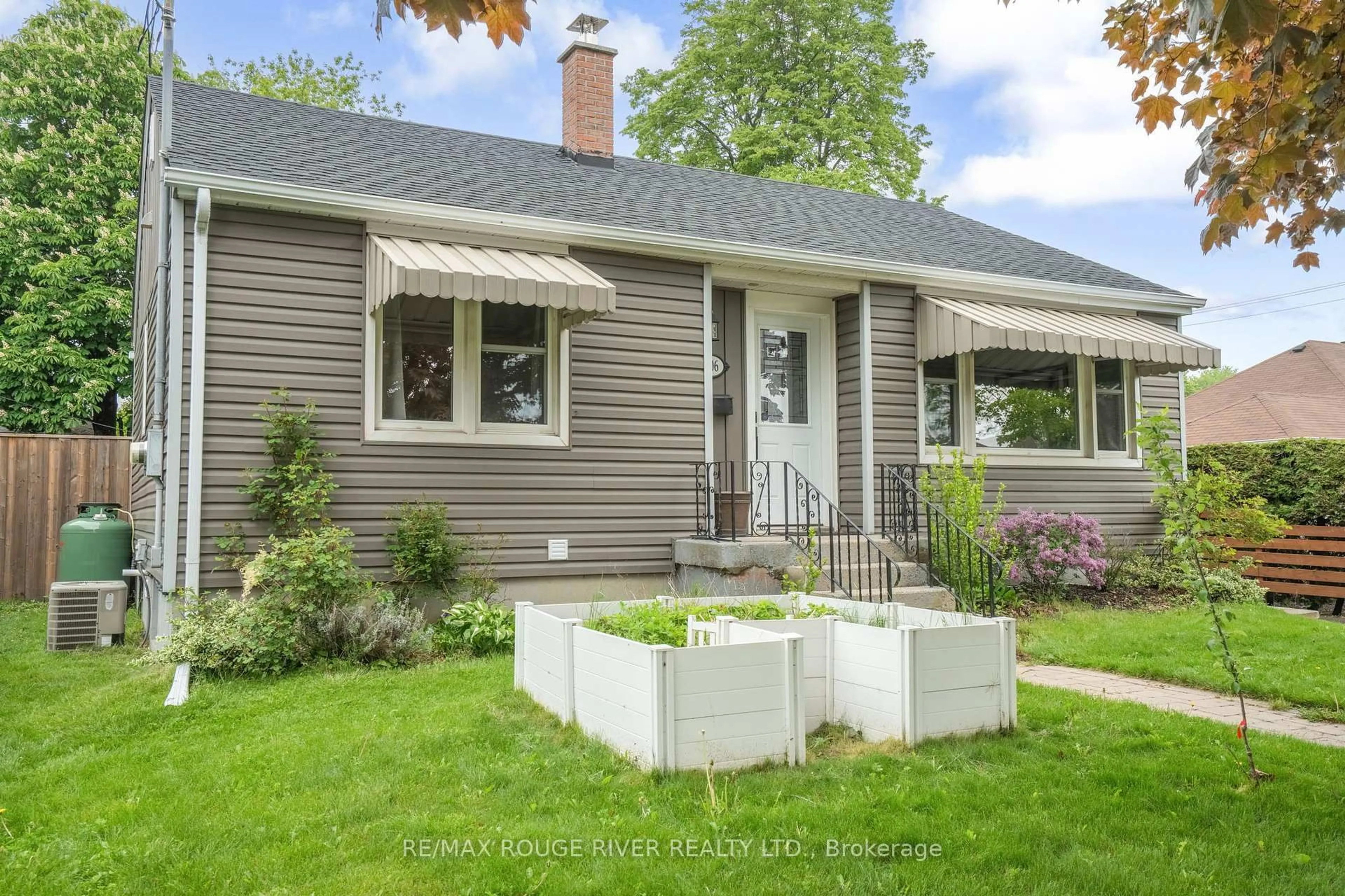 Home with vinyl exterior material, street for 406 Gliddon Ave, Oshawa Ontario L1H 1Z7