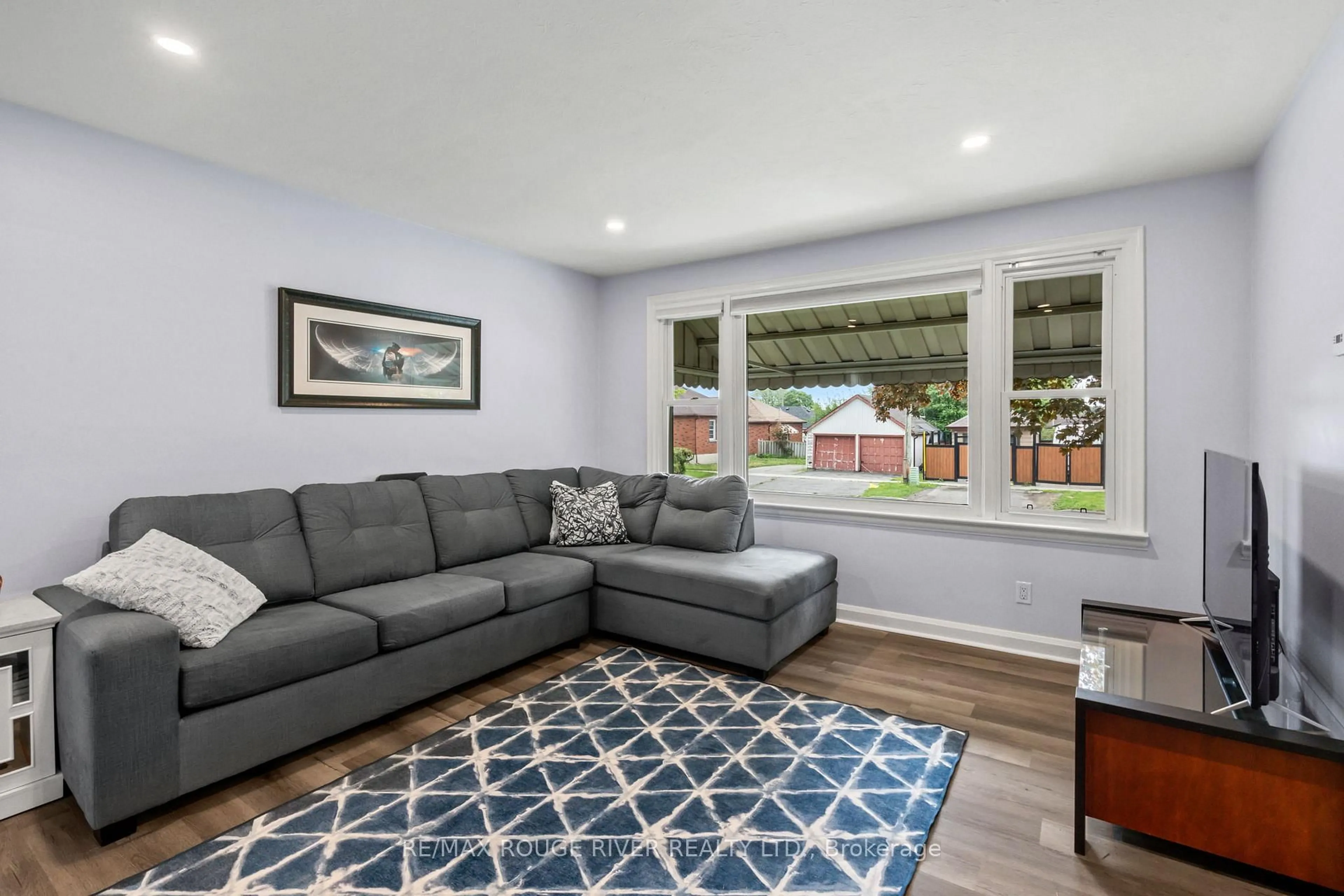 Living room with furniture, unknown for 406 Gliddon Ave, Oshawa Ontario L1H 1Z7