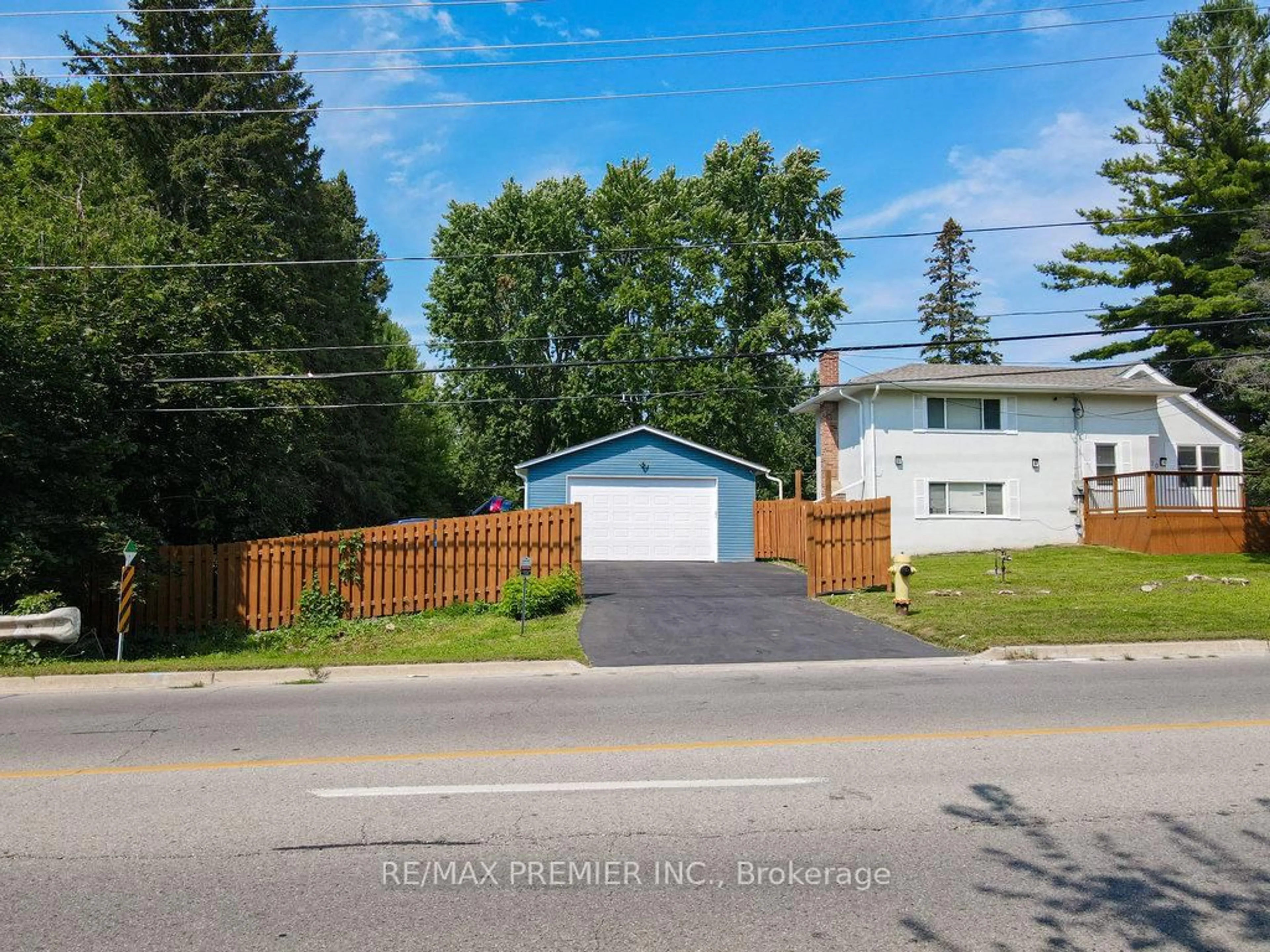 A pic from outside/outdoor area/front of a property/back of a property/a pic from drone, street for 270 Conlin Rd, Oshawa Ontario L1H 7K4