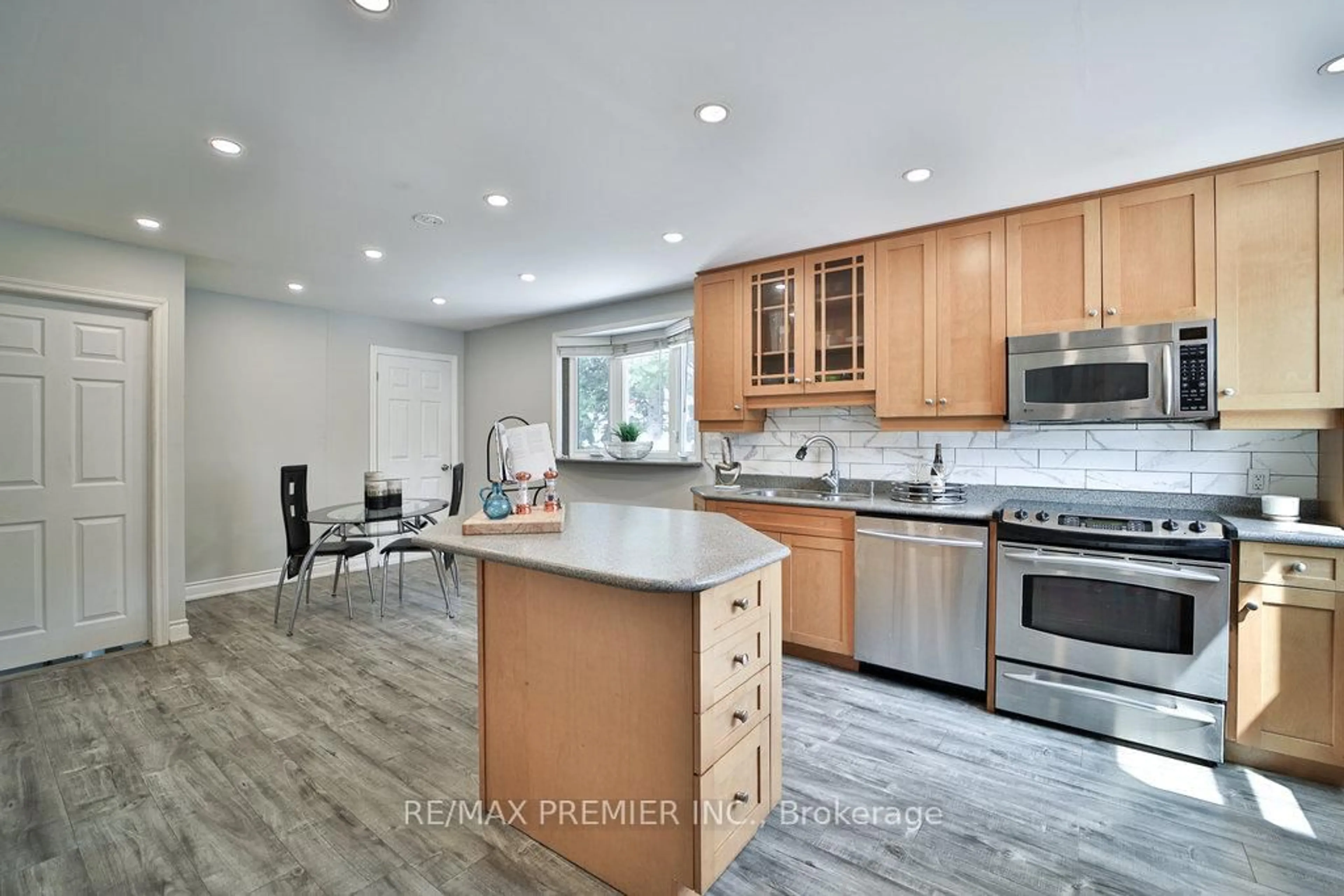 Open concept kitchen, ceramic/tile floor for 270 Conlin Rd, Oshawa Ontario L1H 7K4