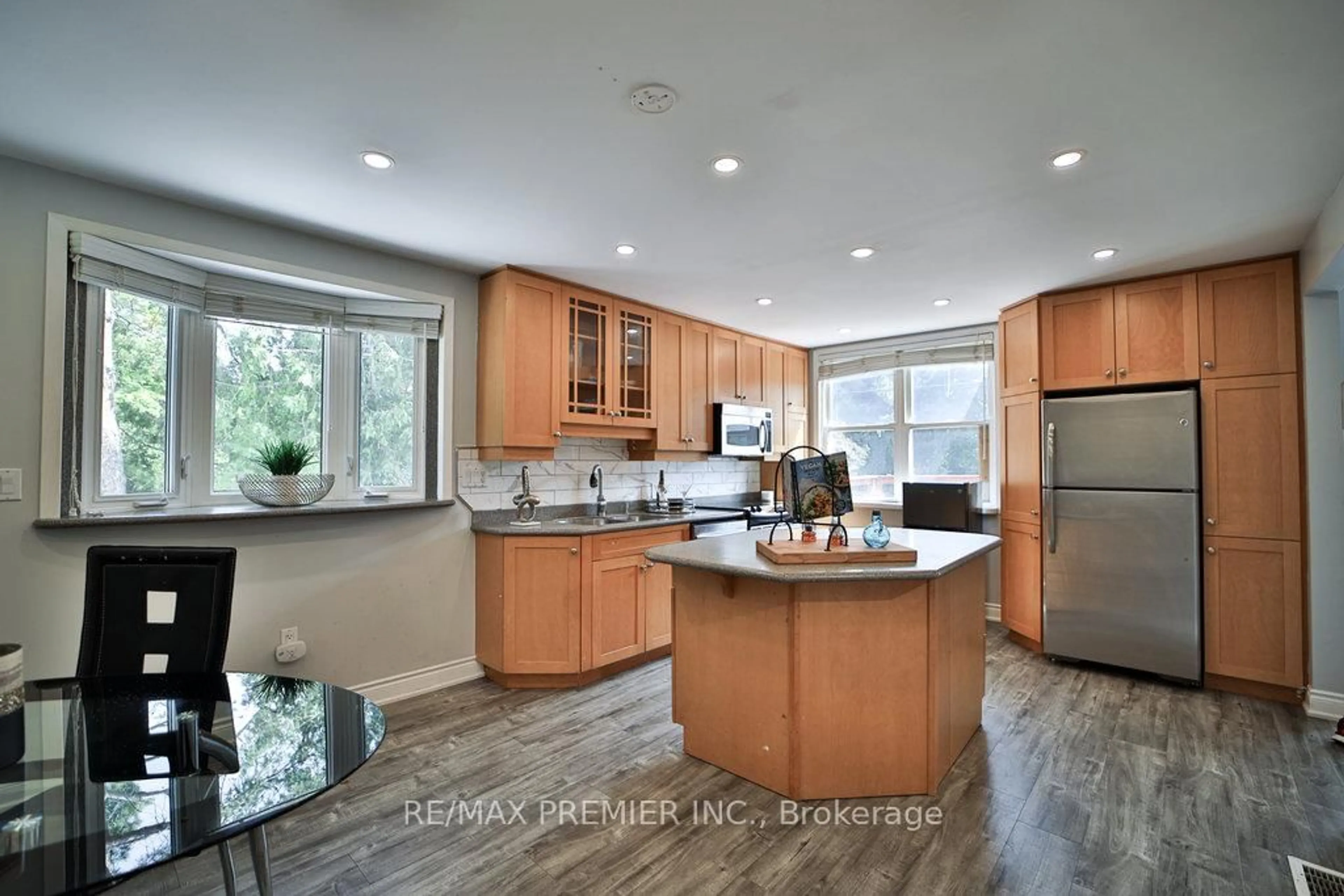 Open concept kitchen, unknown for 270 Conlin Rd, Oshawa Ontario L1H 7K4