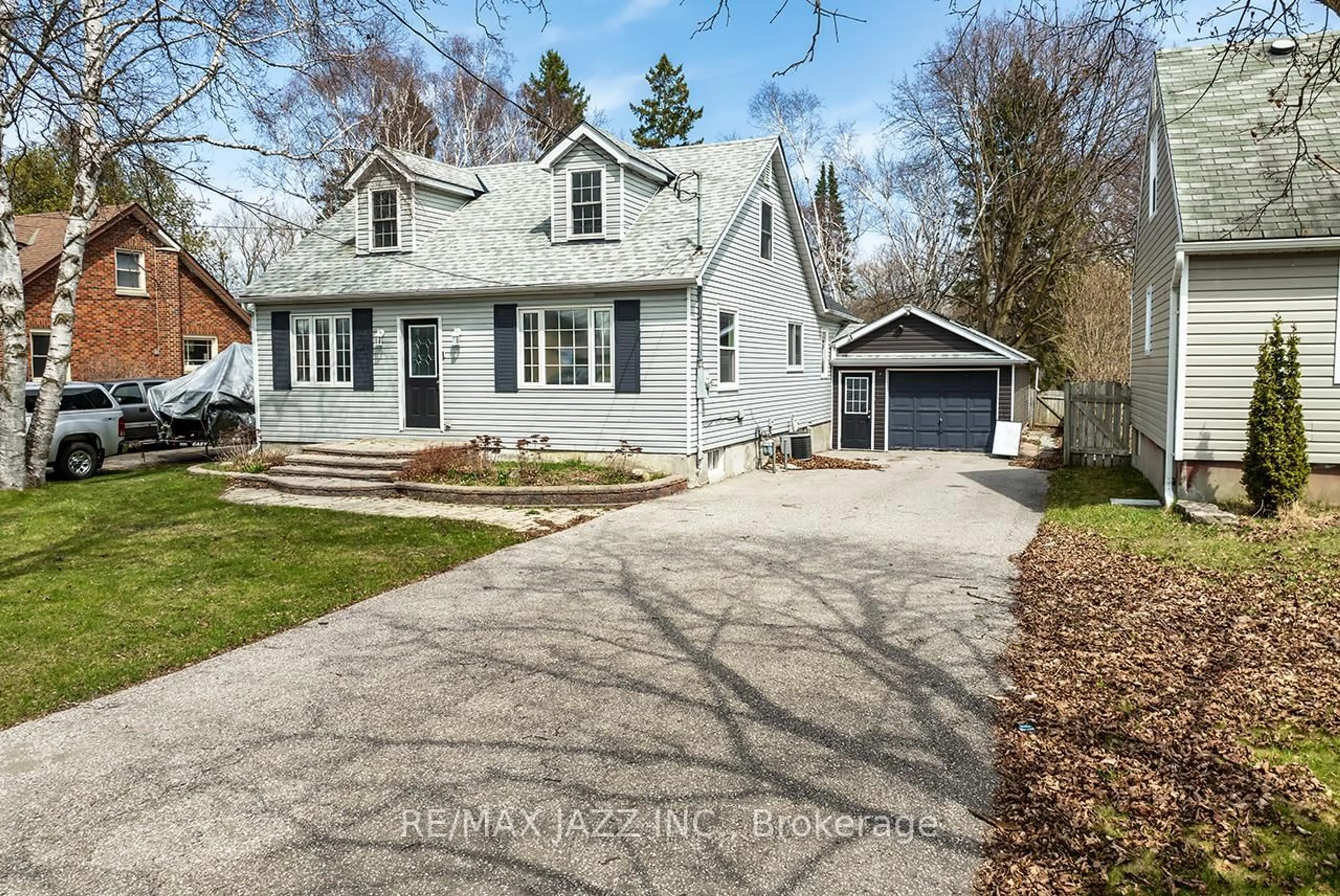 Home with vinyl exterior material, street for 3151 Courtice Rd, Clarington Ontario L1E 2H8