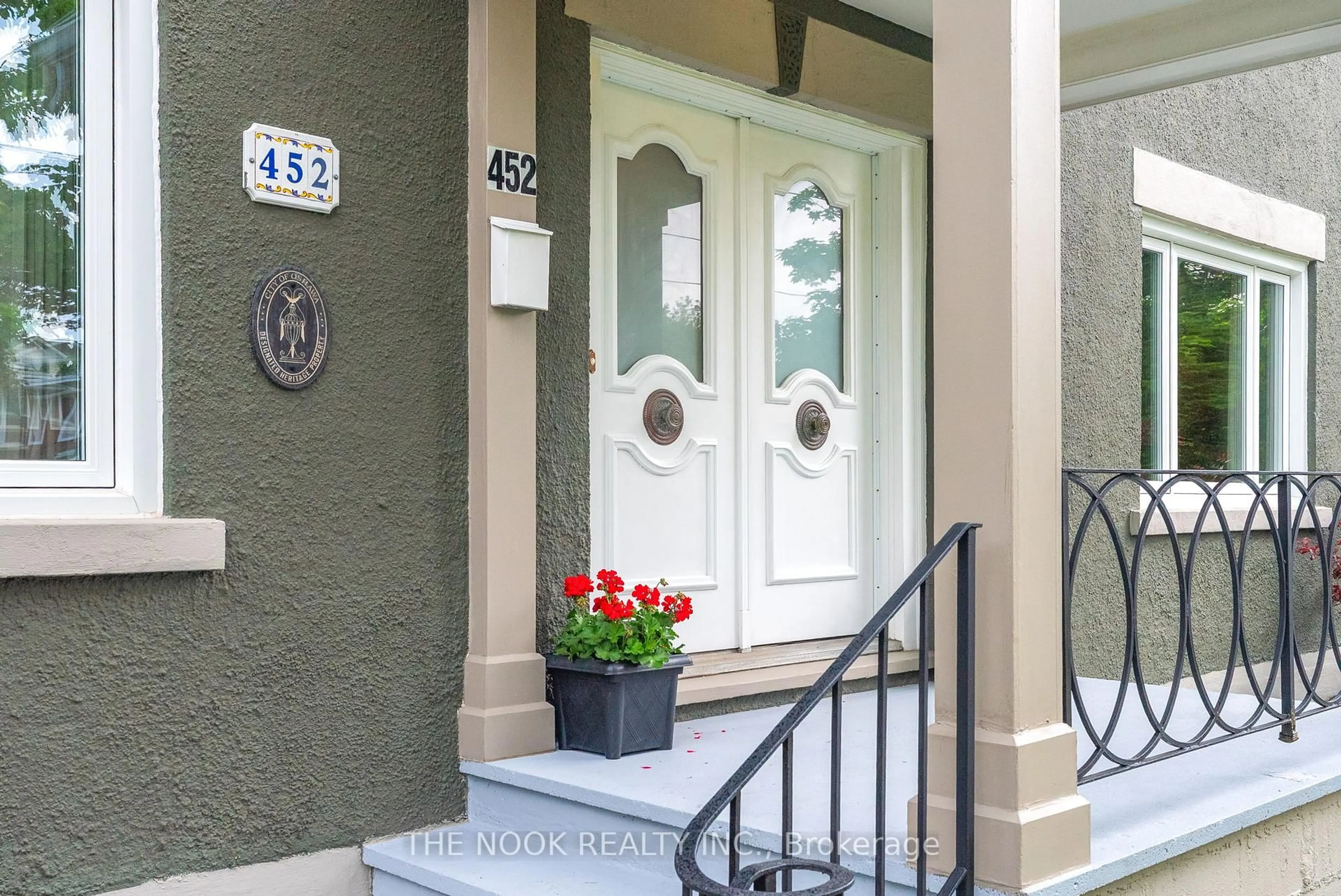 Indoor entryway for 452 Simcoe St, Oshawa Ontario L1G 4T6