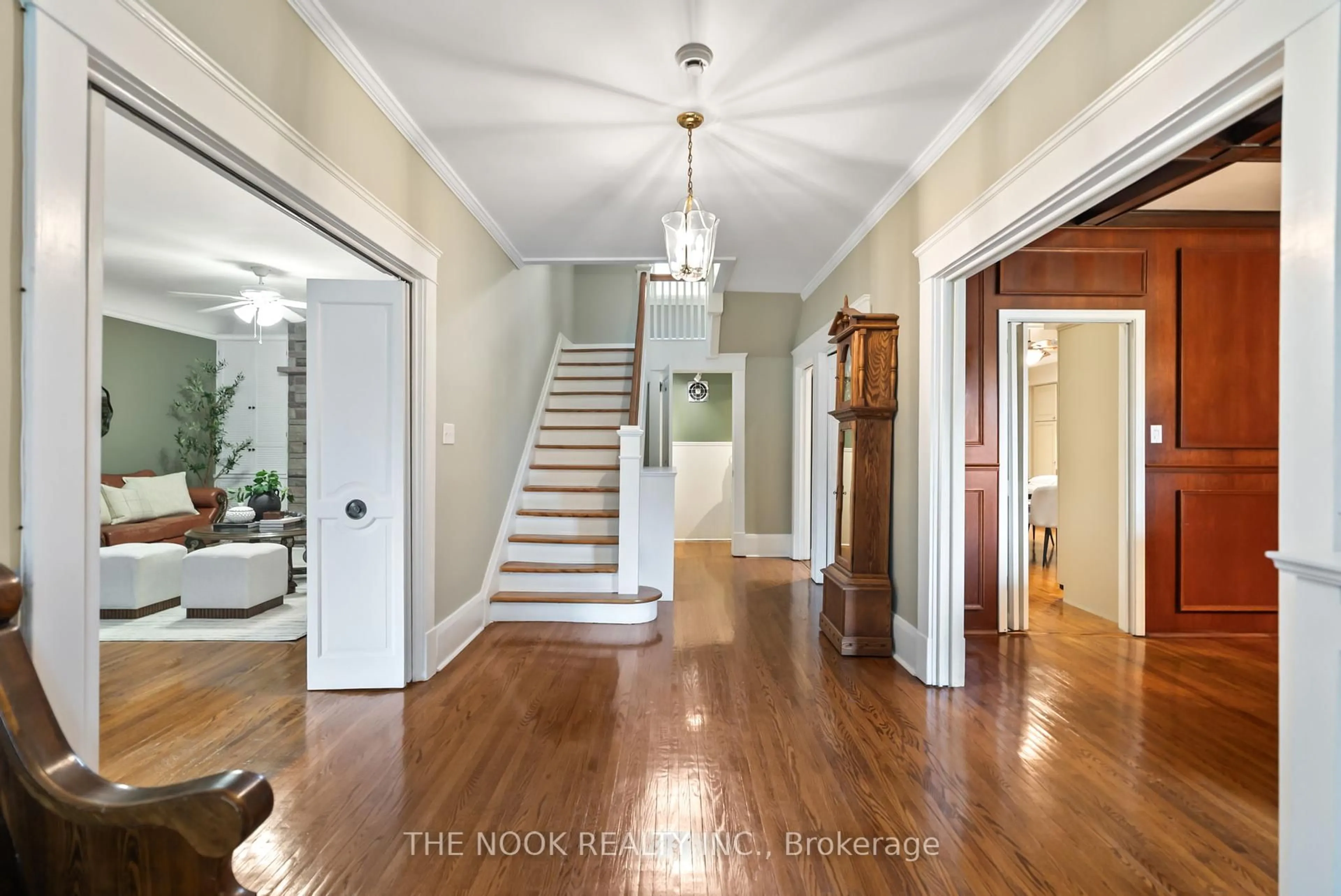 Indoor foyer for 452 Simcoe St, Oshawa Ontario L1G 4T6