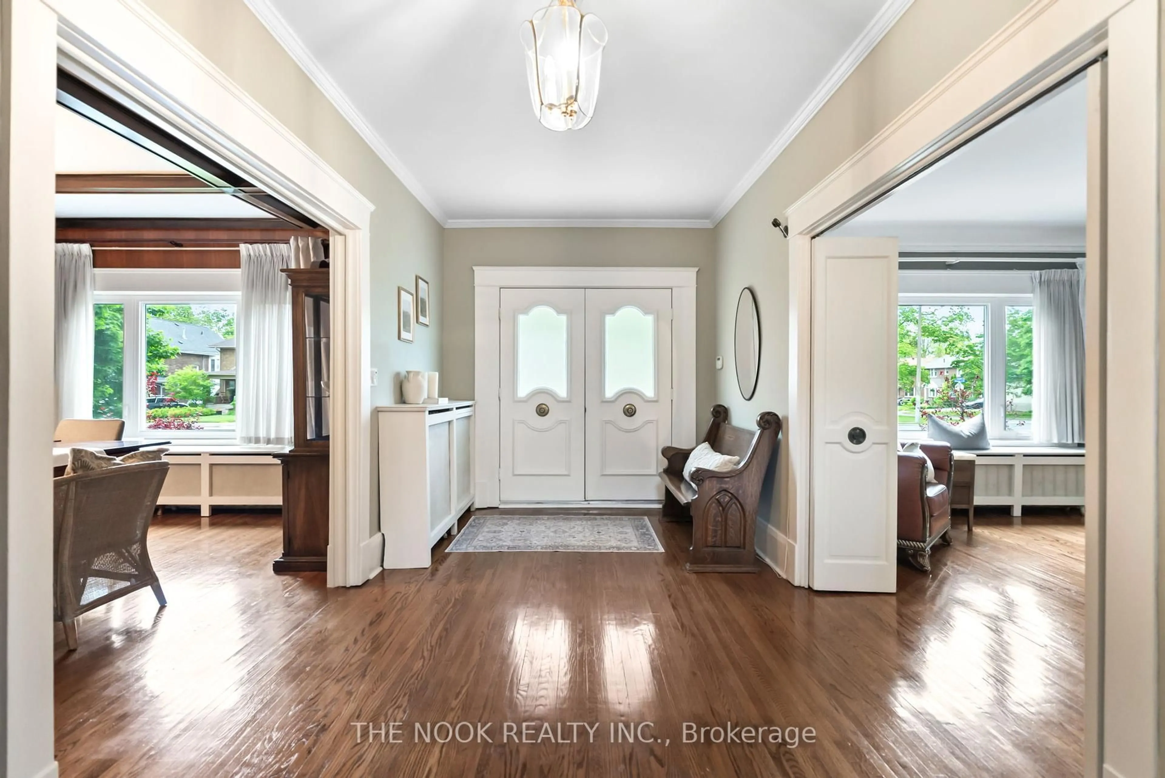 Indoor entryway for 452 Simcoe St, Oshawa Ontario L1G 4T6