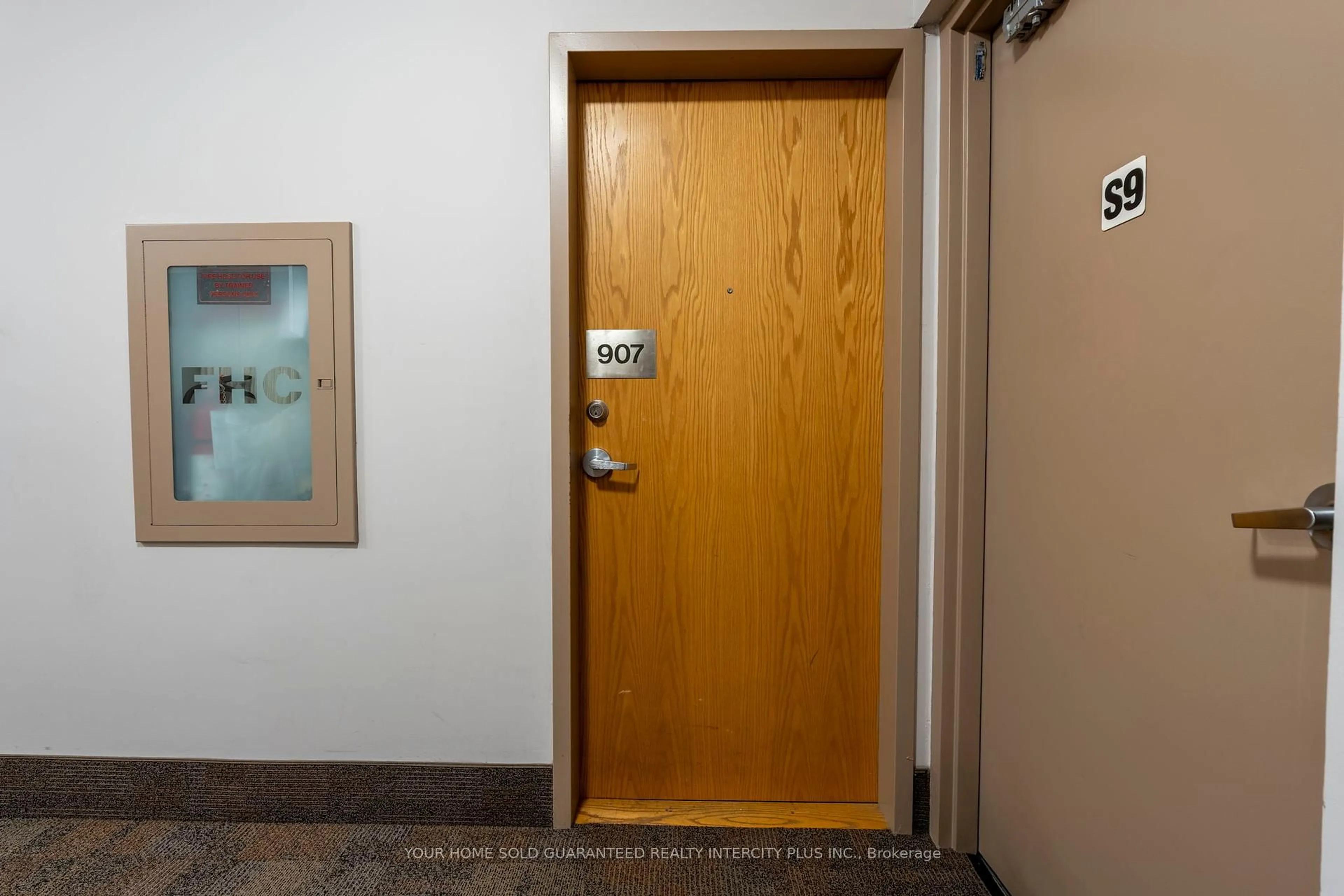 Indoor foyer for 44 Bond St #907, Oshawa Ontario L1G 6R2